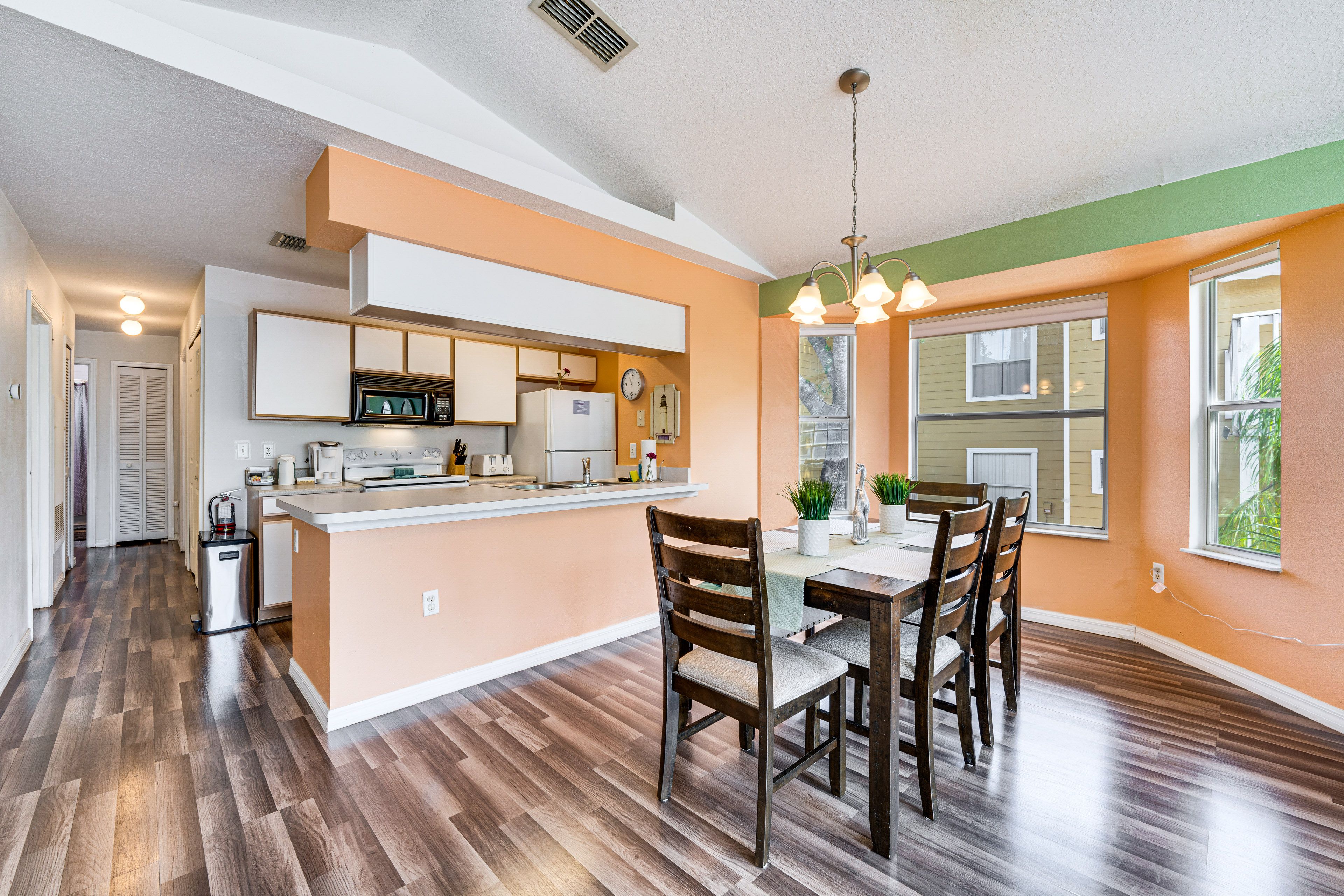 Dining Area | Dishware/Flatware Provided