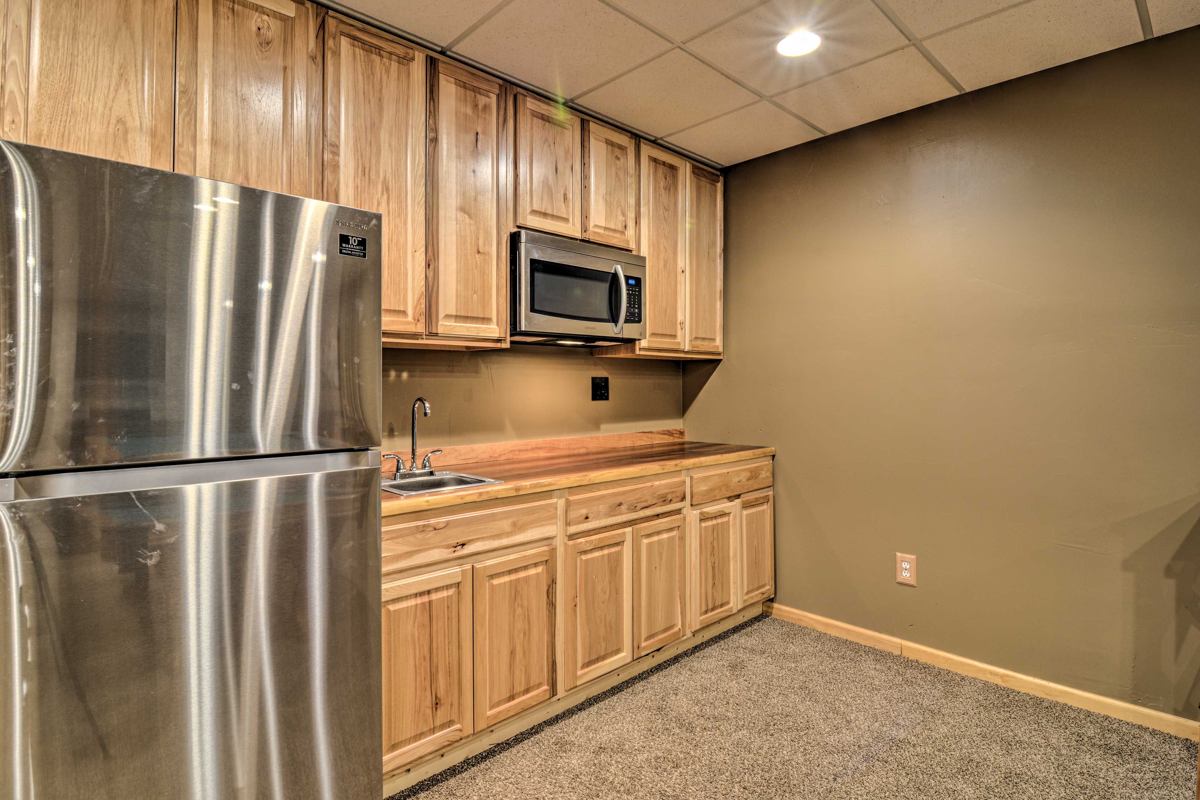 Kitchenette | Trash Bags/Paper Towels Provided