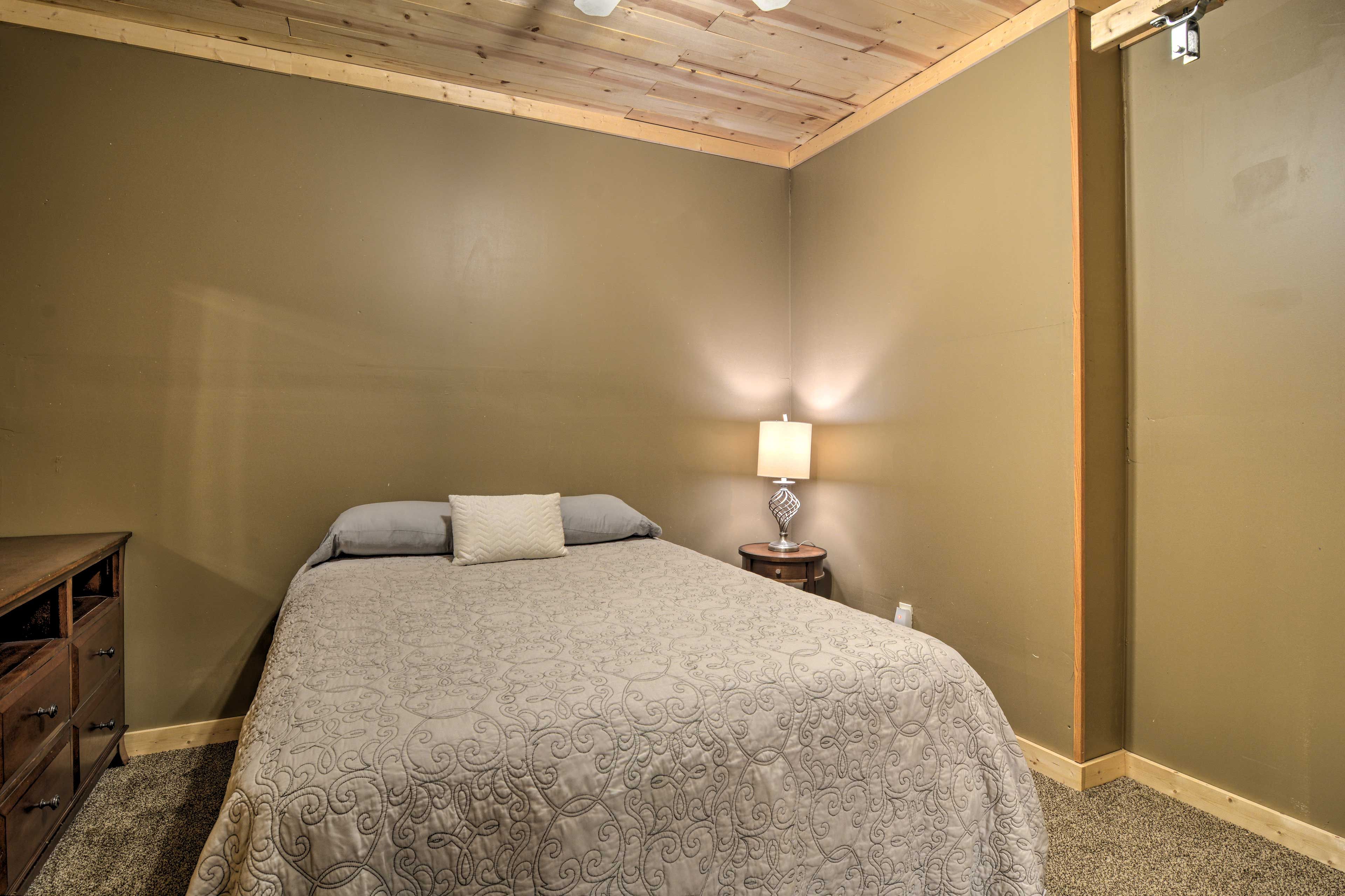 Bedroom 1 | Queen Bed
