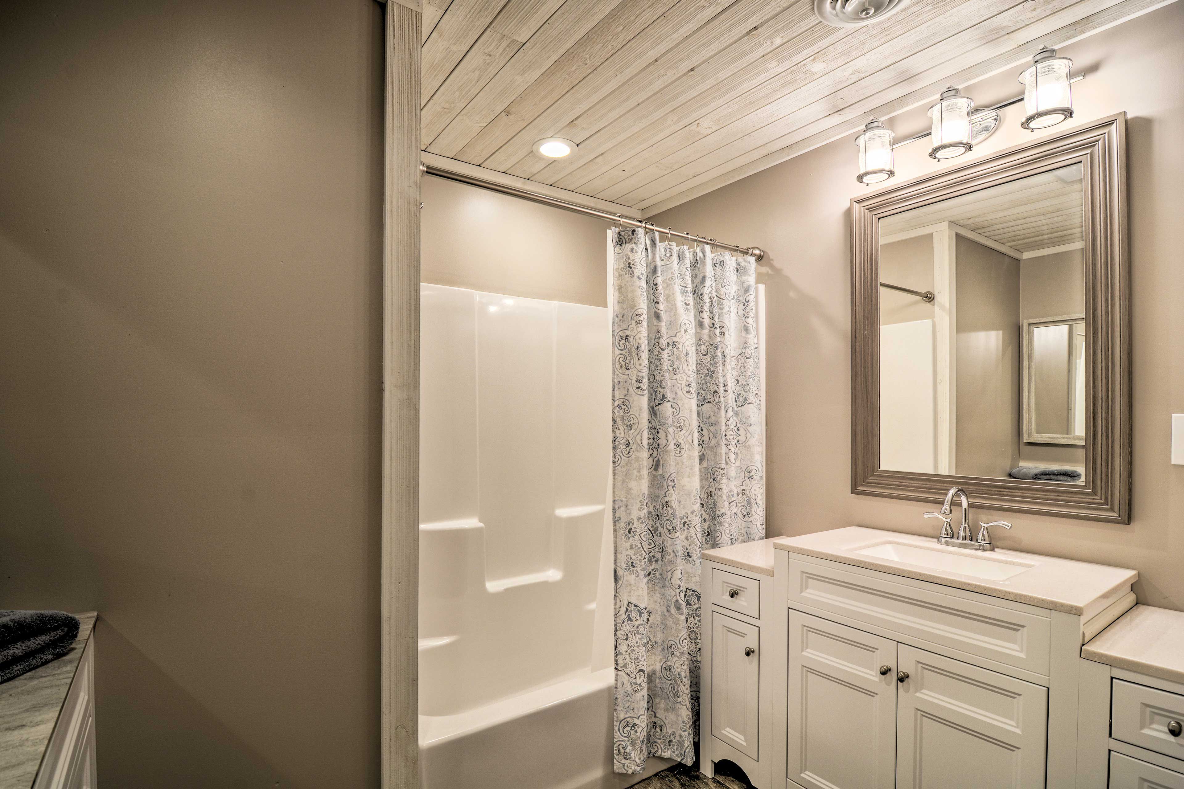 Bathroom | No Grab Rails in Shower