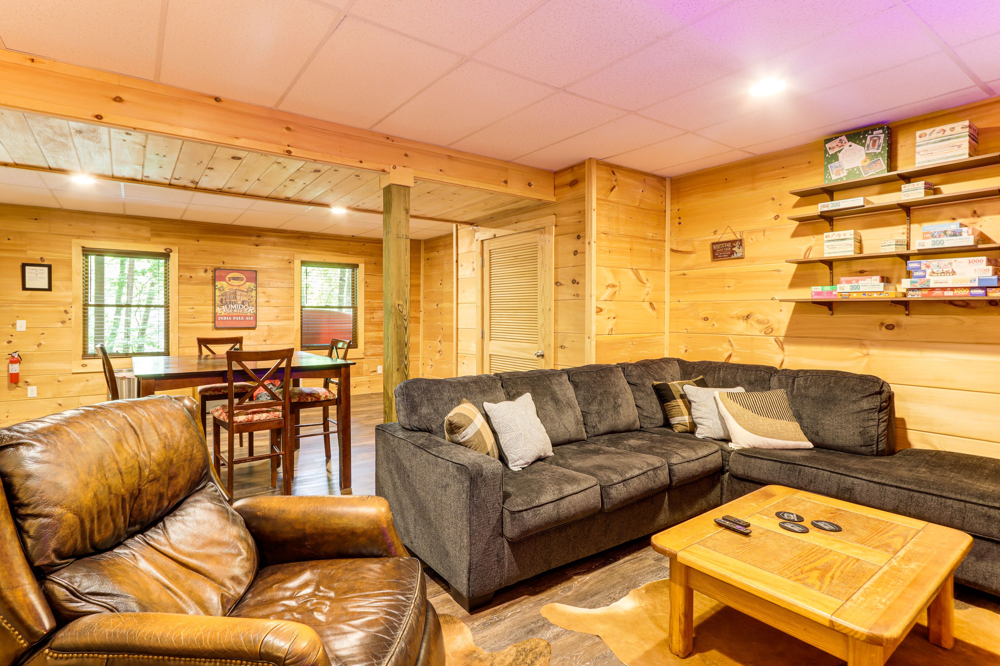 Huge Game Room | Sleeper Sofa | 75" Smart TV | Electric Fireplace