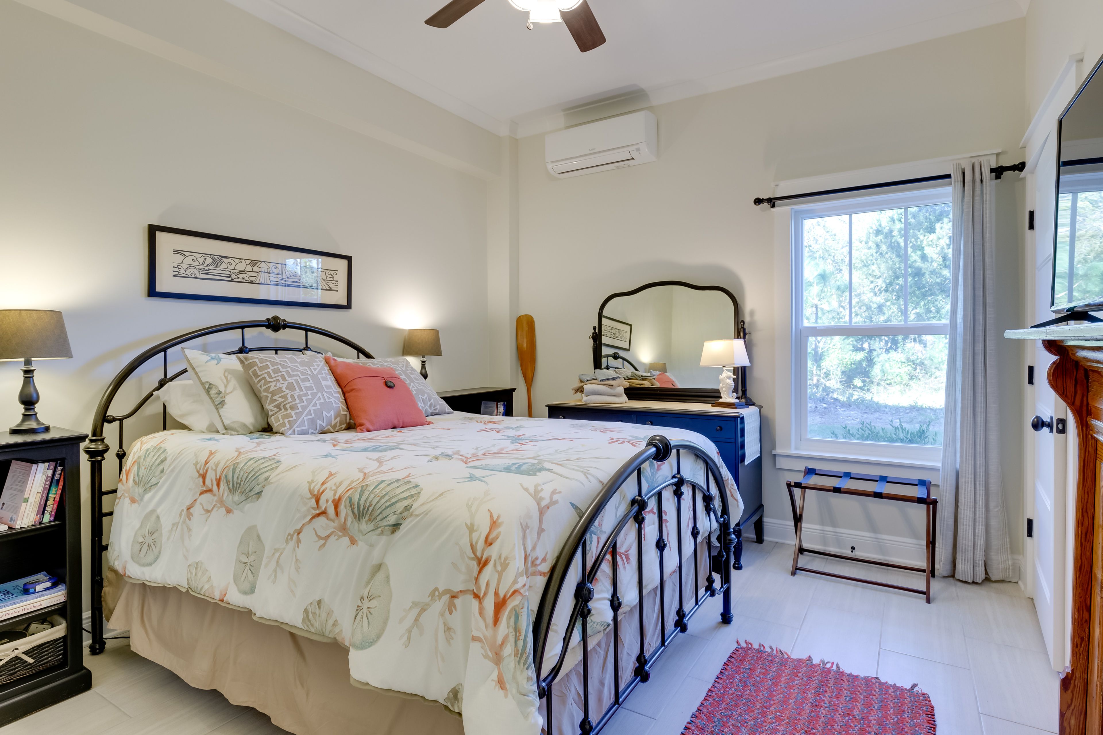 Bedroom | Queen Bed | Linens Provided