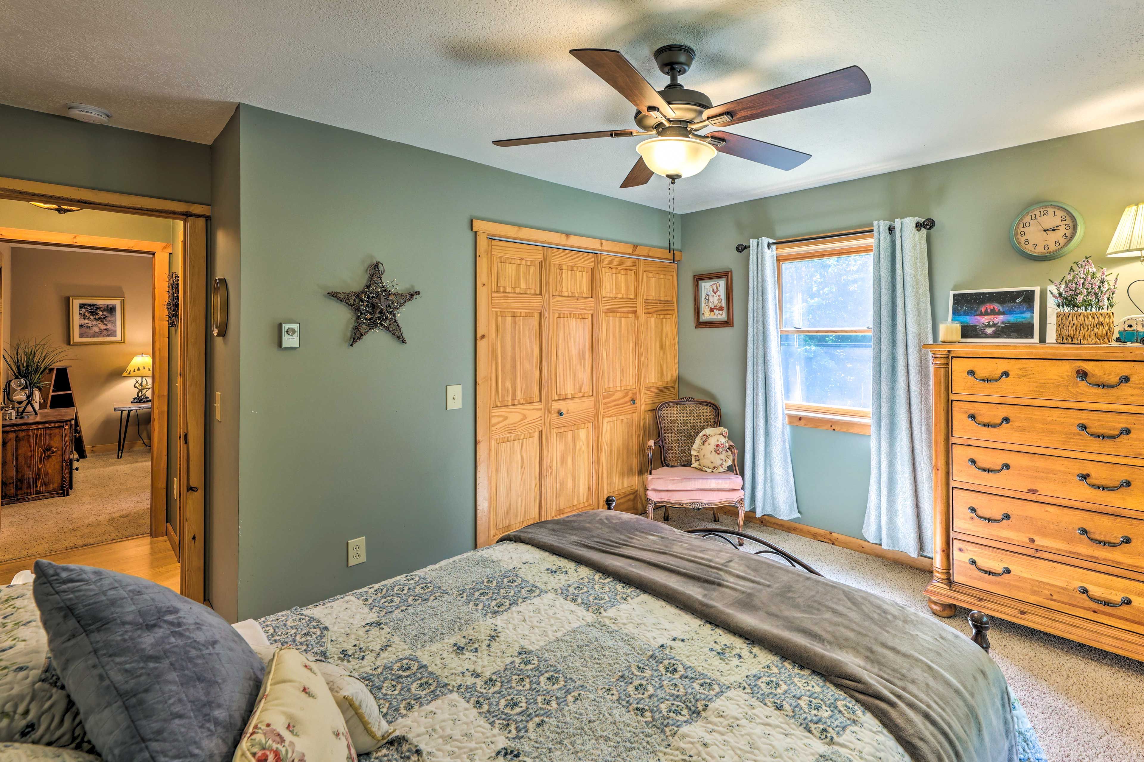 Bedroom 2 | Queen Bed