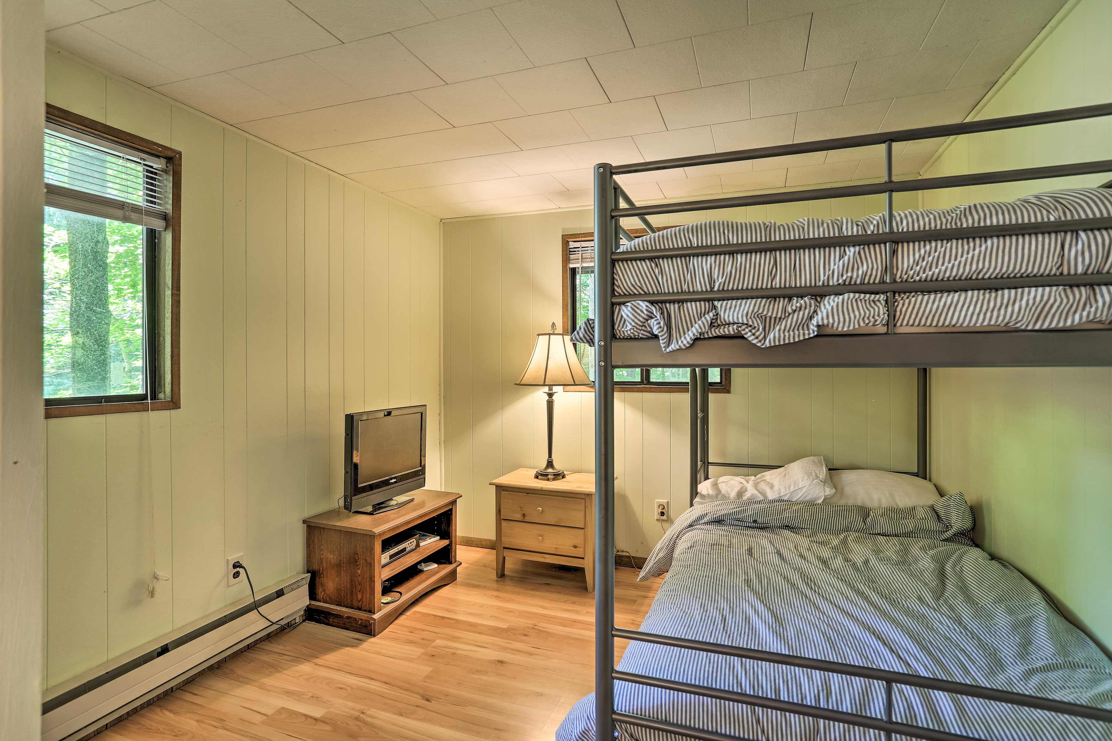 The third bedroom features a twin bunk bed and Smart TV.