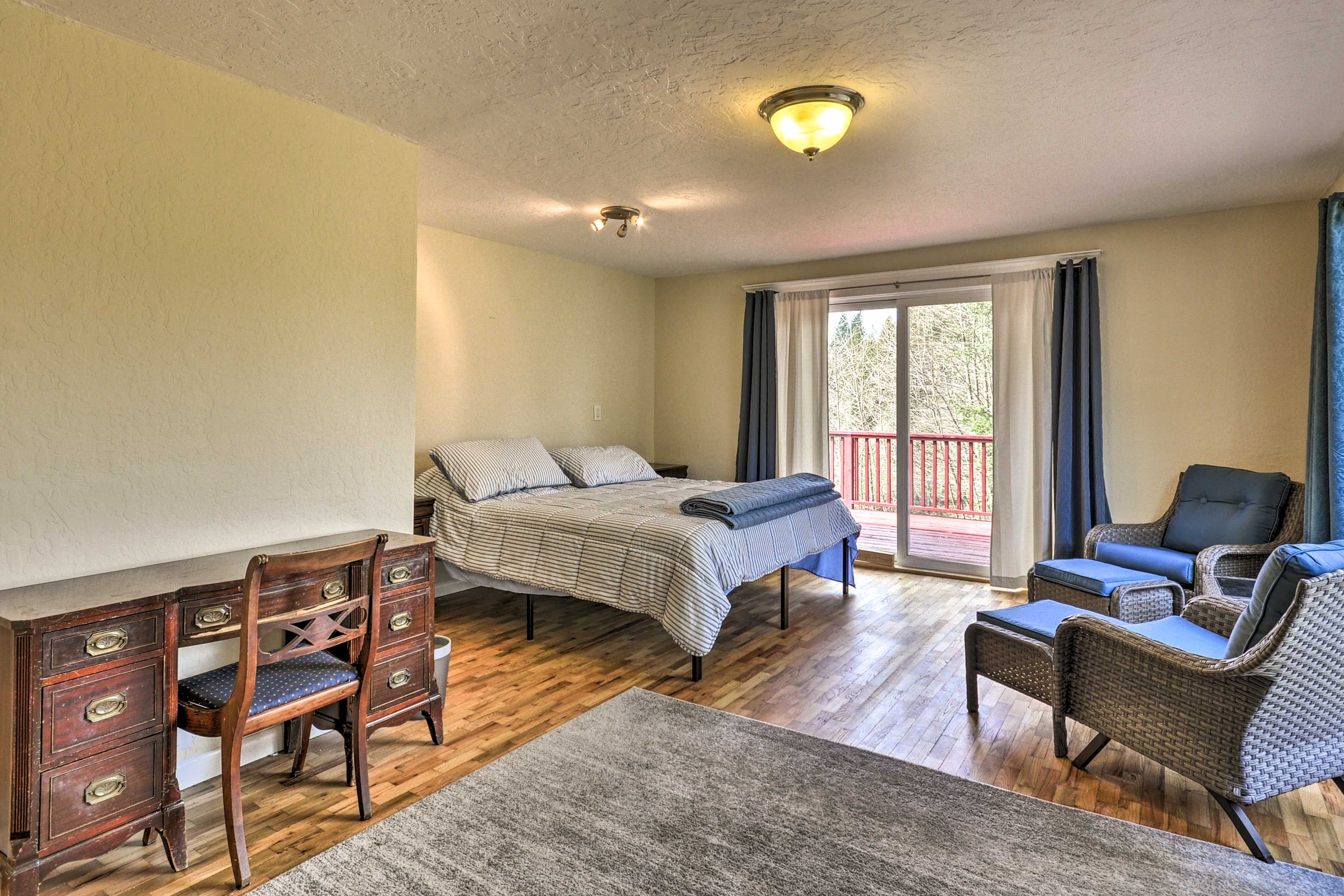 Bedroom 3 | Queen Bed