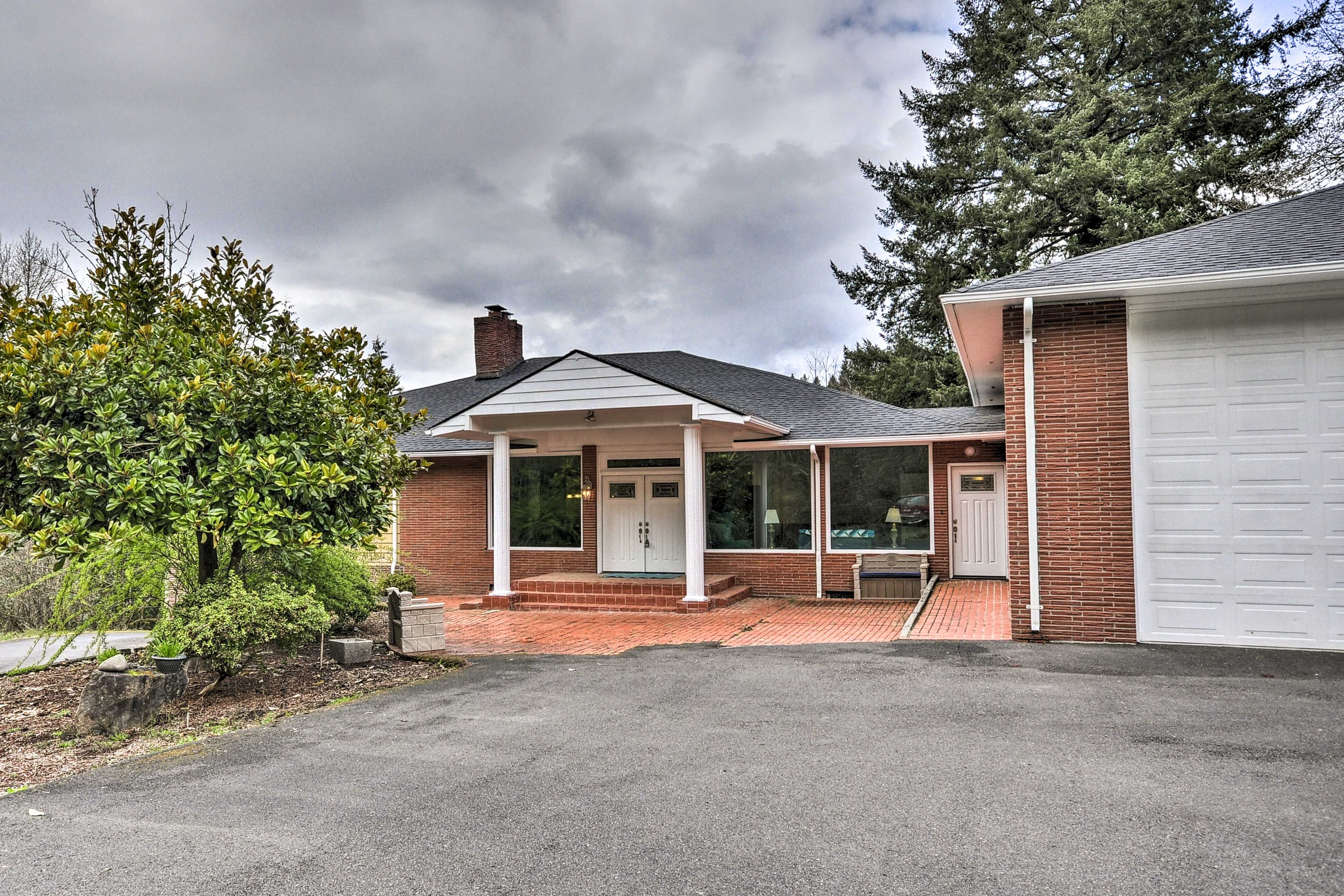 Parking | Driveway (6 Vehicles)