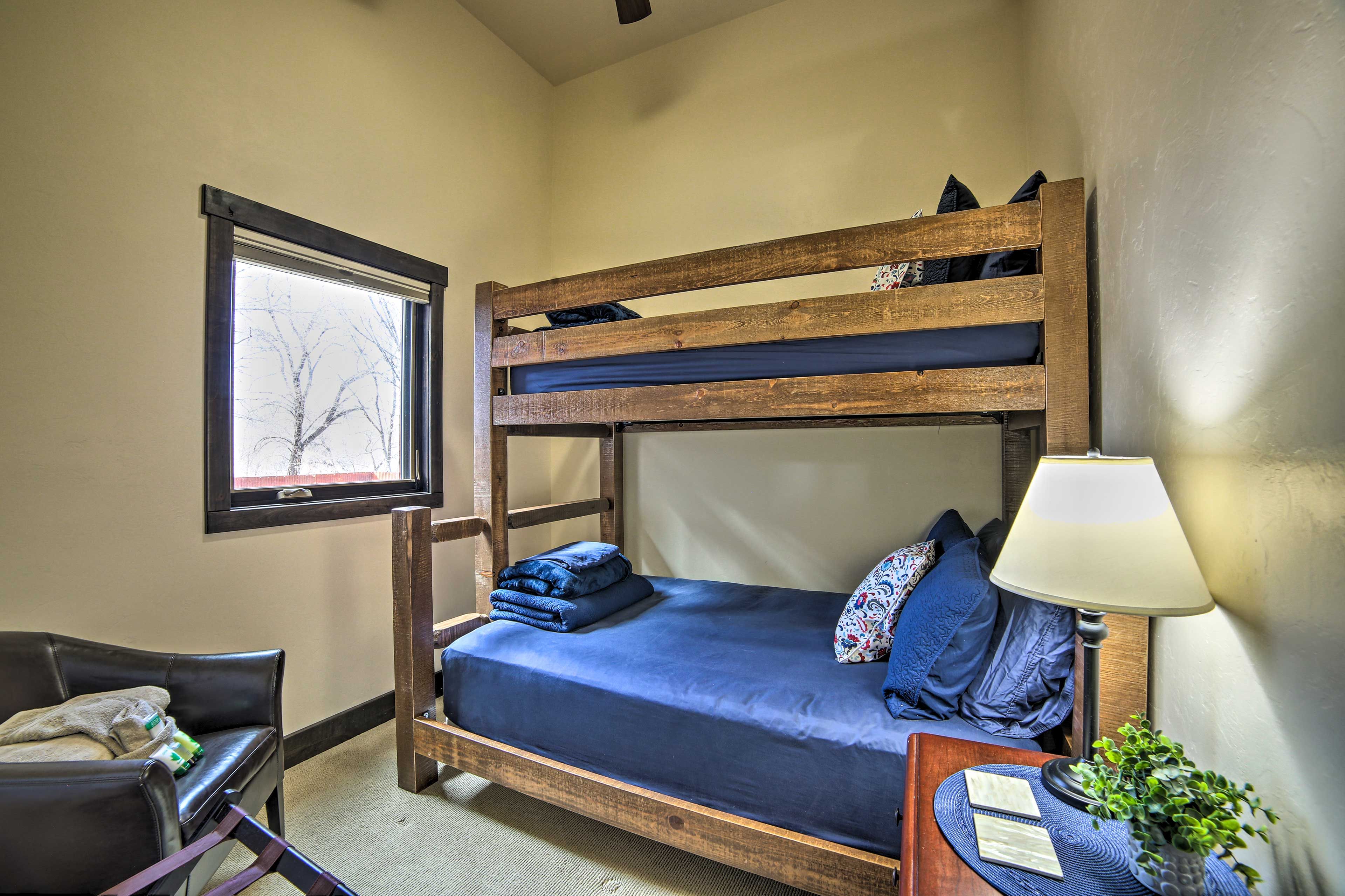 Bedroom 4 | Twin/Full Bunk Bed