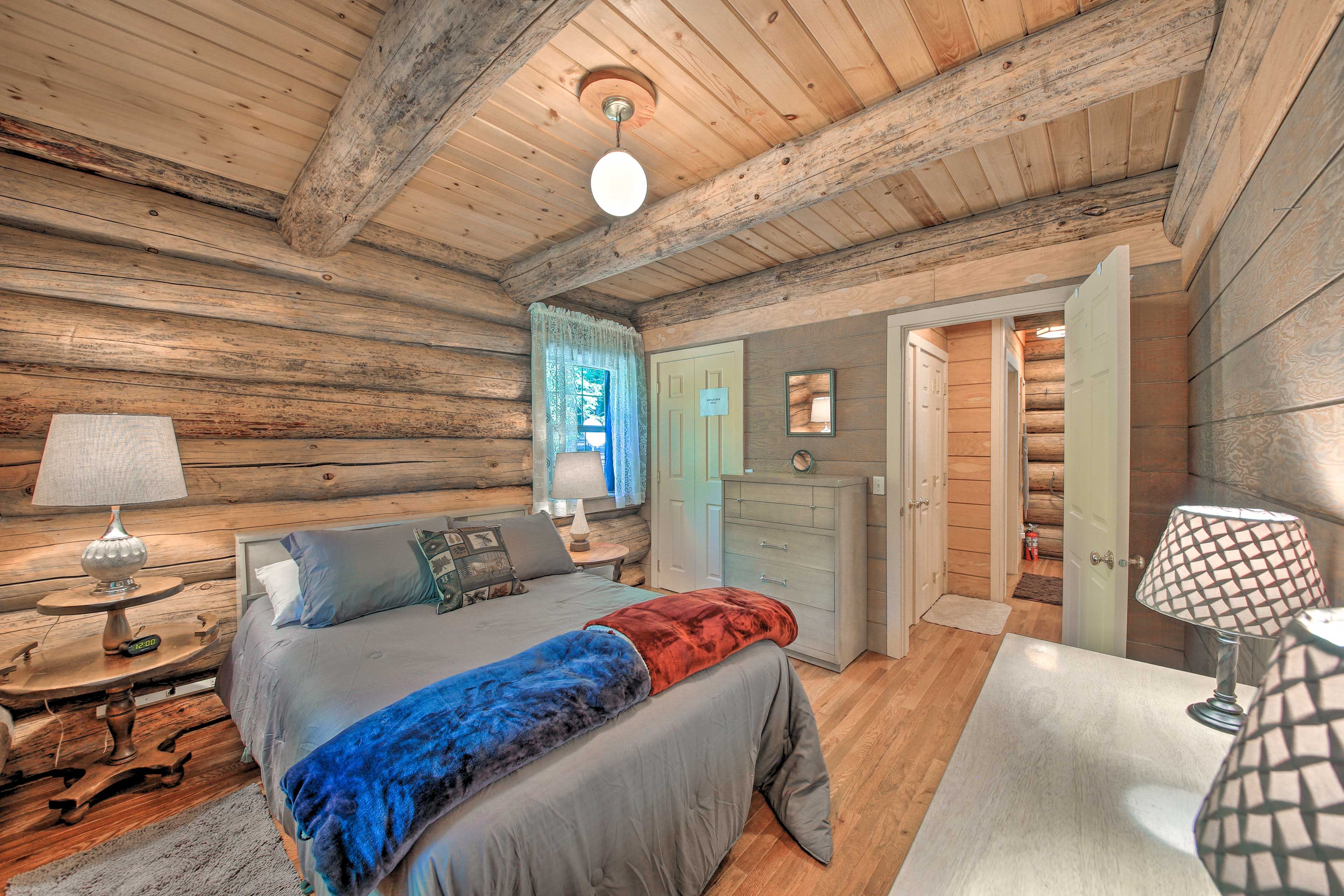 Bedroom 1 | Queen Bed | Linens Provided | 1st Floor
