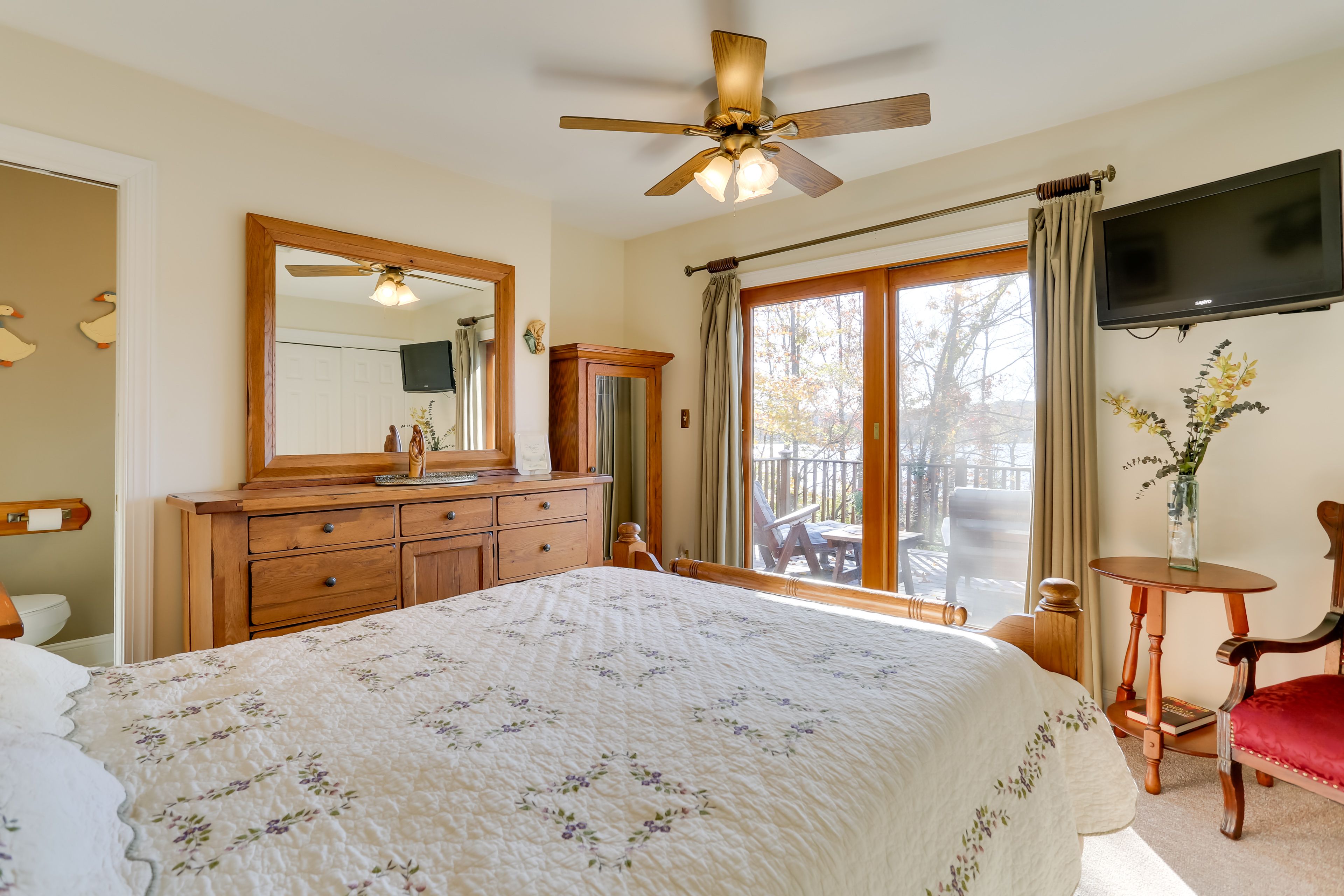 Bedroom 1 | Queen Bed