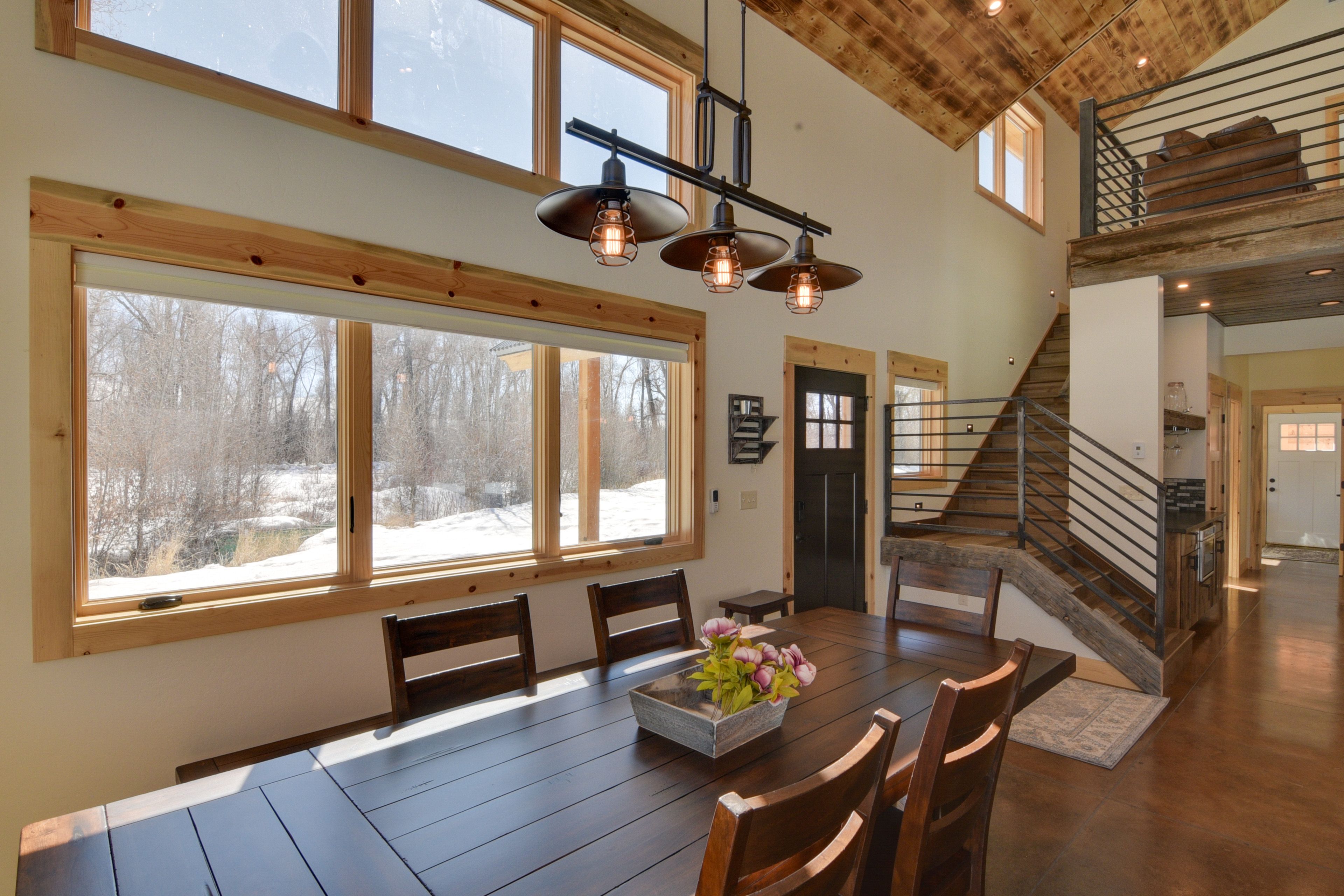 Dining Area | Dishes & Flatware Provided