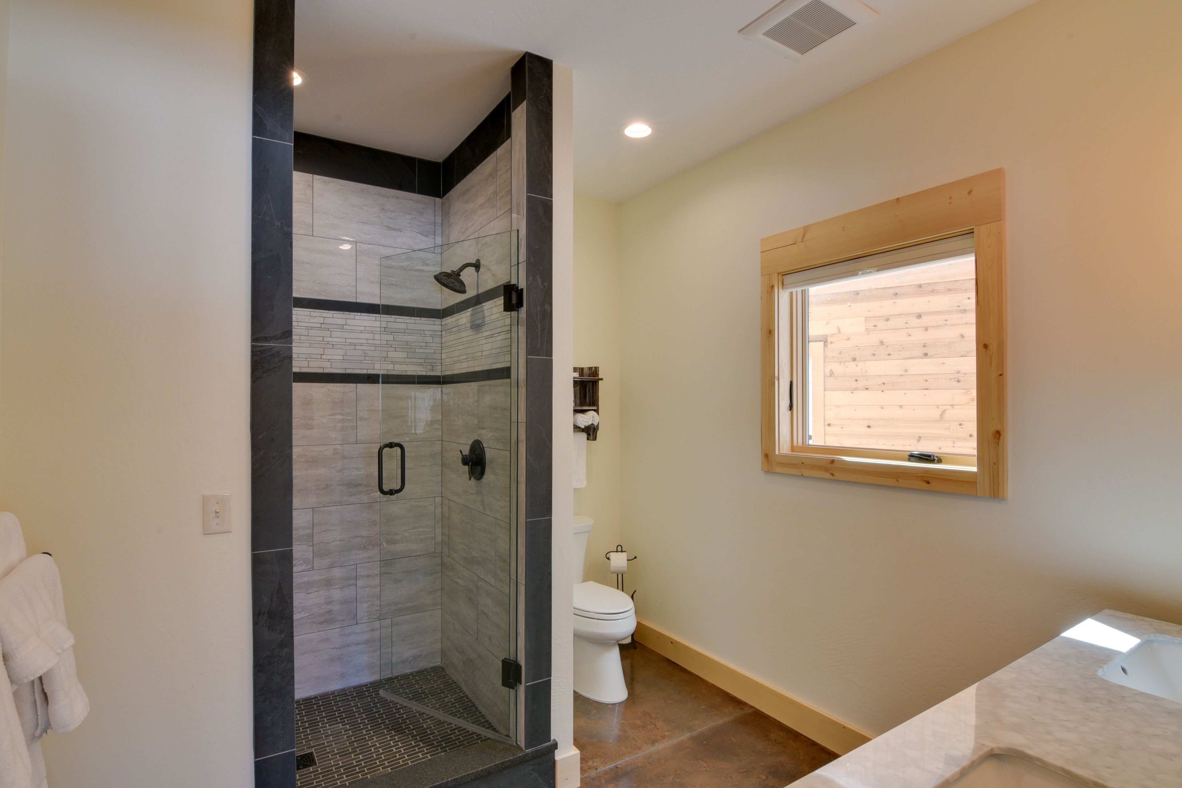 En-Suite Bathroom | Towels & Linens Provided