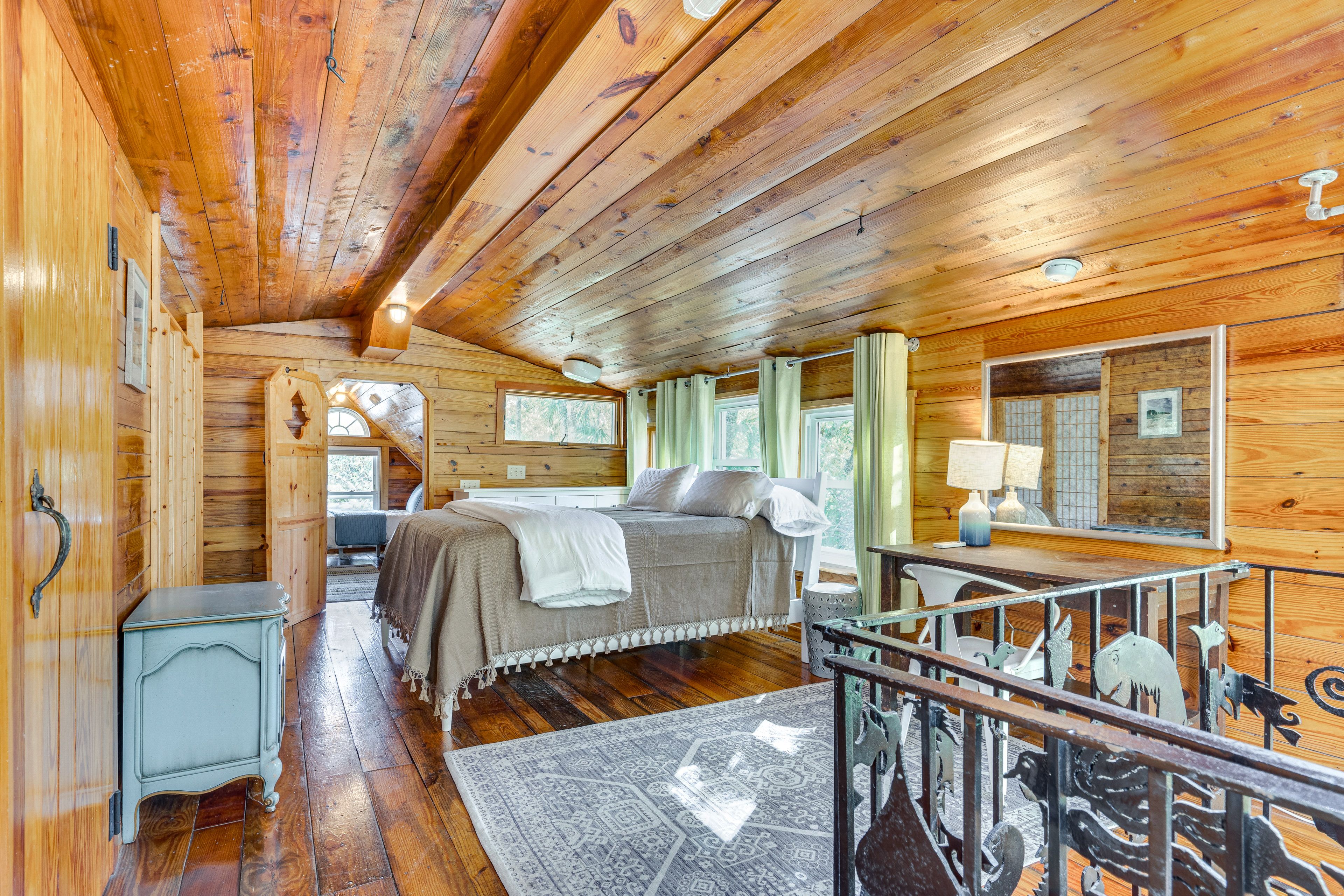 Bedroom 1 | Queen Bed | Upper Level | Stairs Required | Linens & Towels
