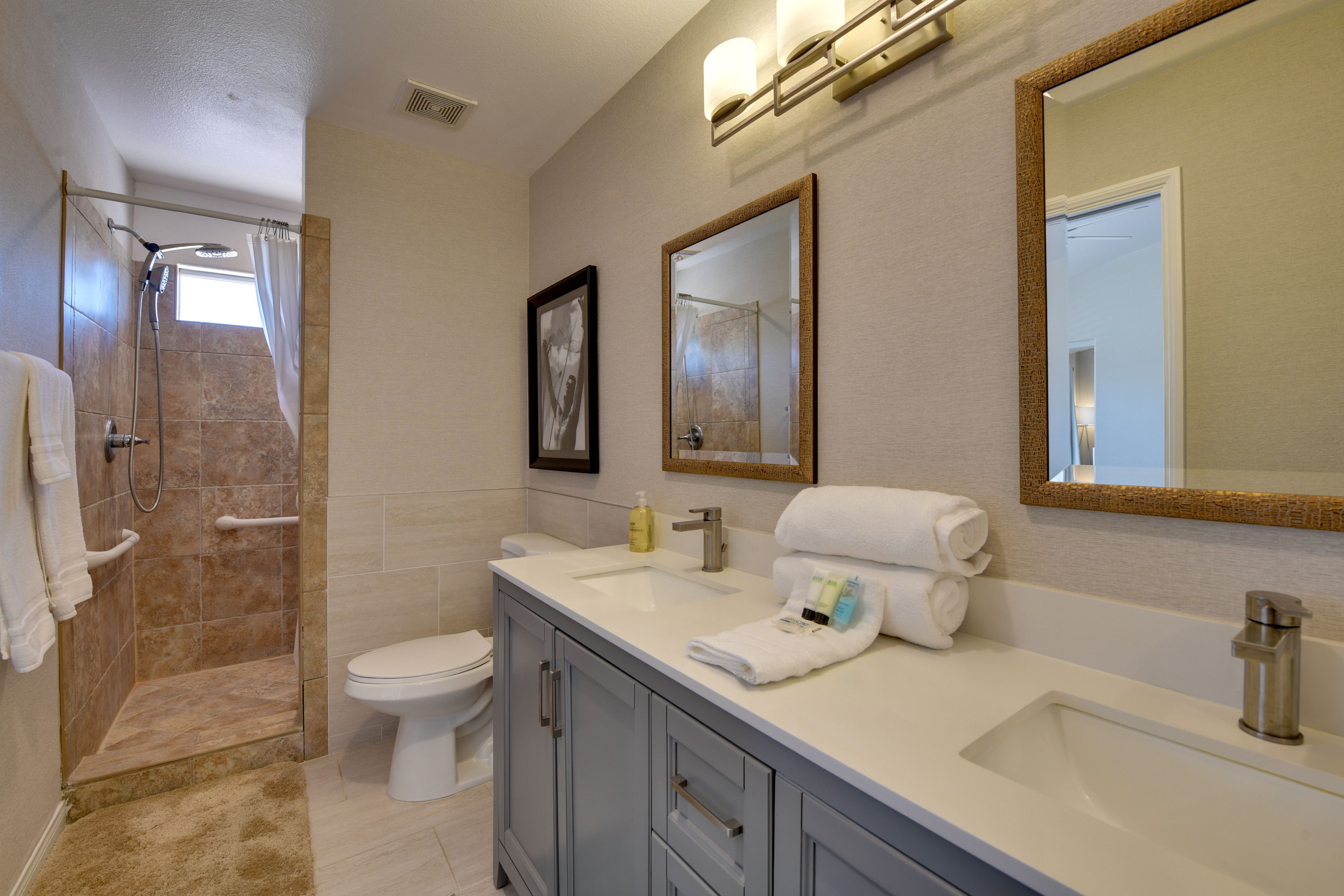 Full Bathroom | Towels Provided