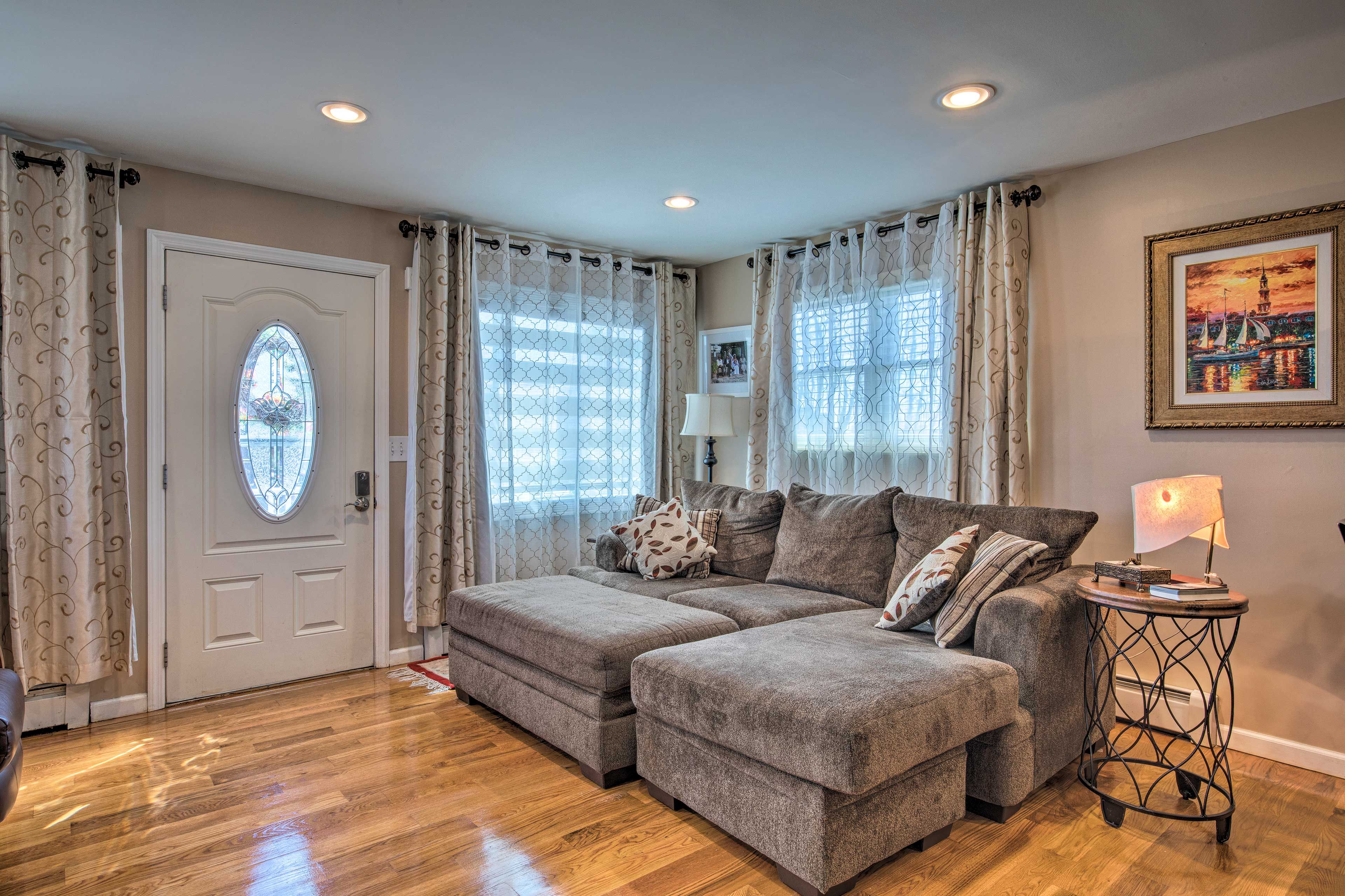 Living Room | Smart TV | Free WiFi | Open Floor Plan | A/C Unit (1st Floor)