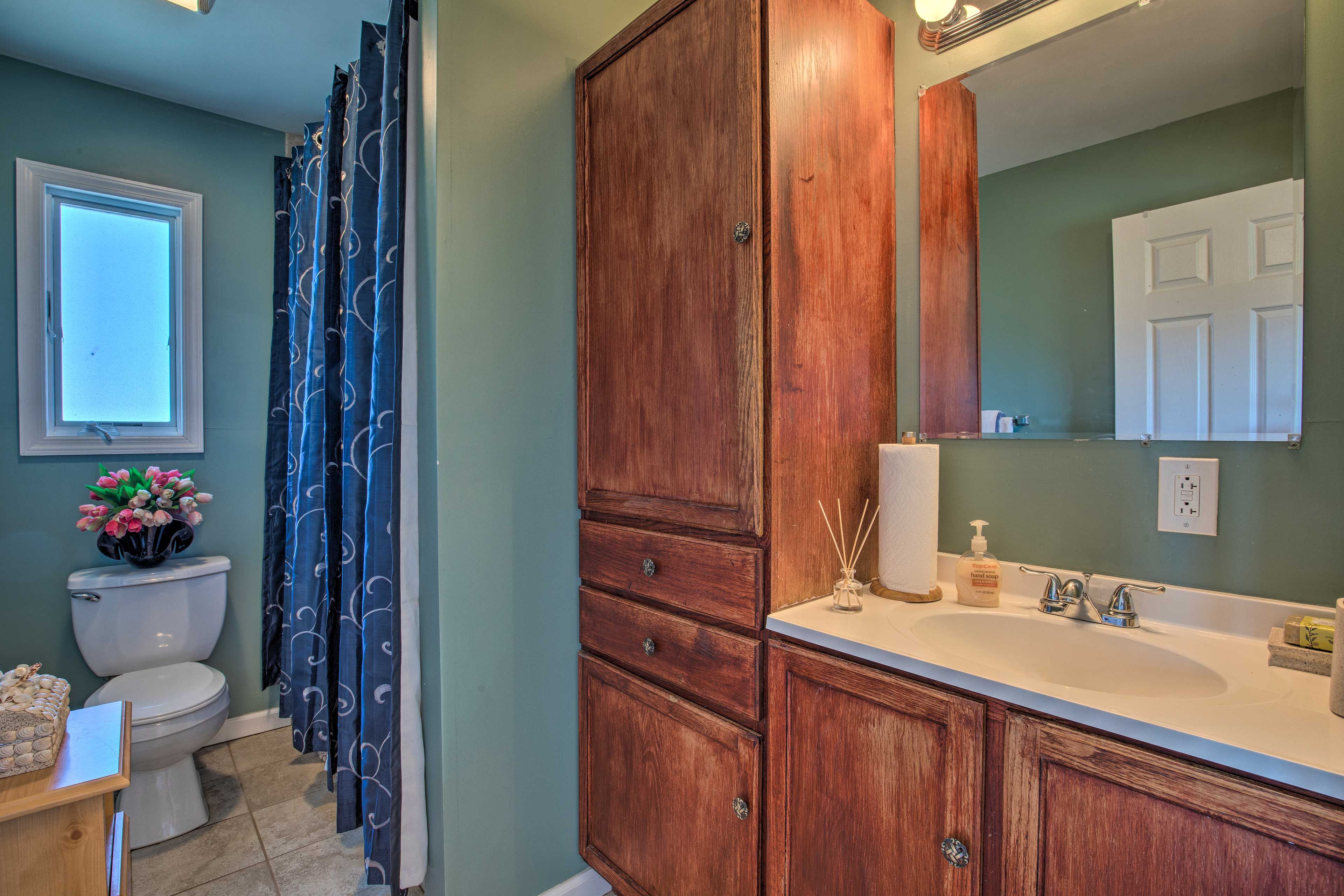 Full Bathroom | 2nd Floor | Towels & Linens Provided