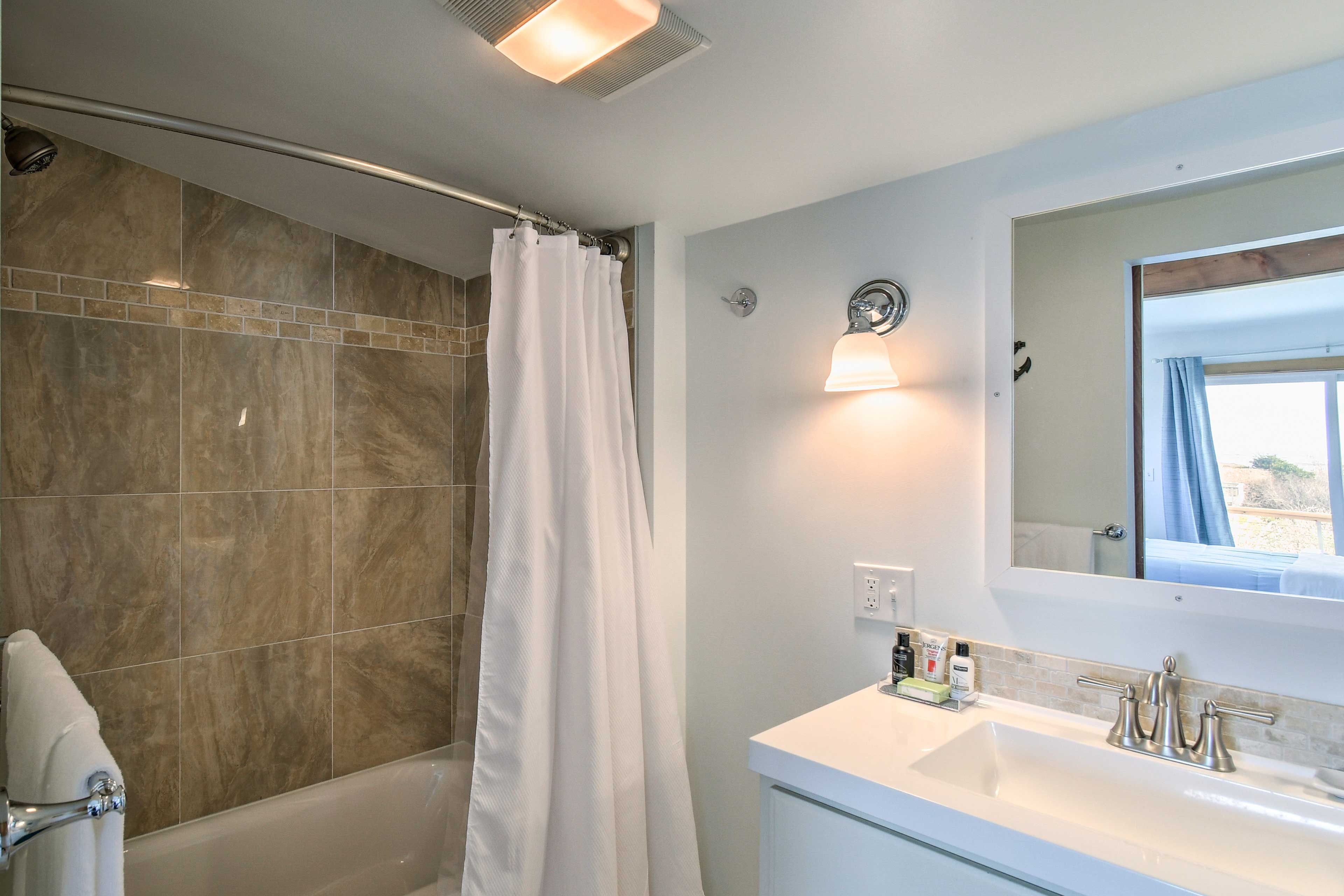 En-Suite Bathroom | Towels Provided | 1st Floor