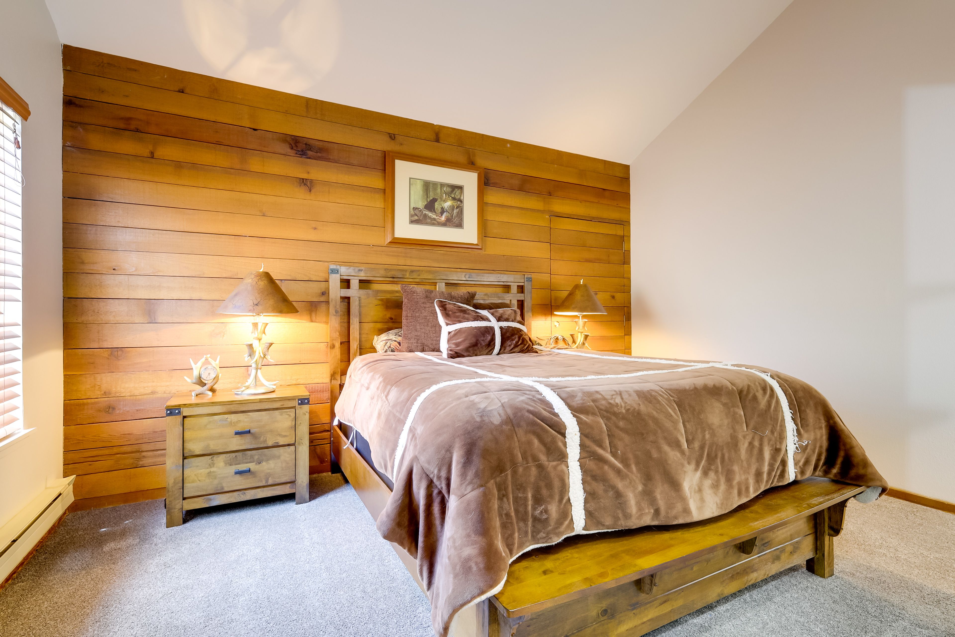 Bedroom 1 | Queen Bed
