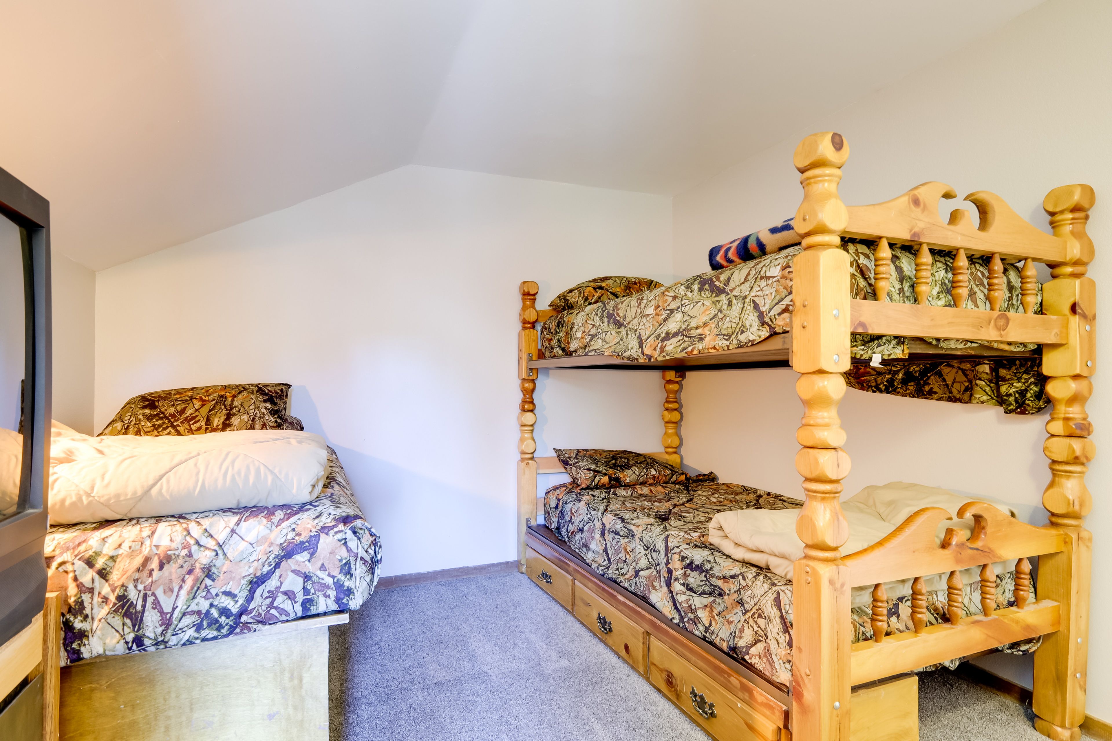 Loft | Twin Bed | Twin Bunk Bed (Best Suited for Children)