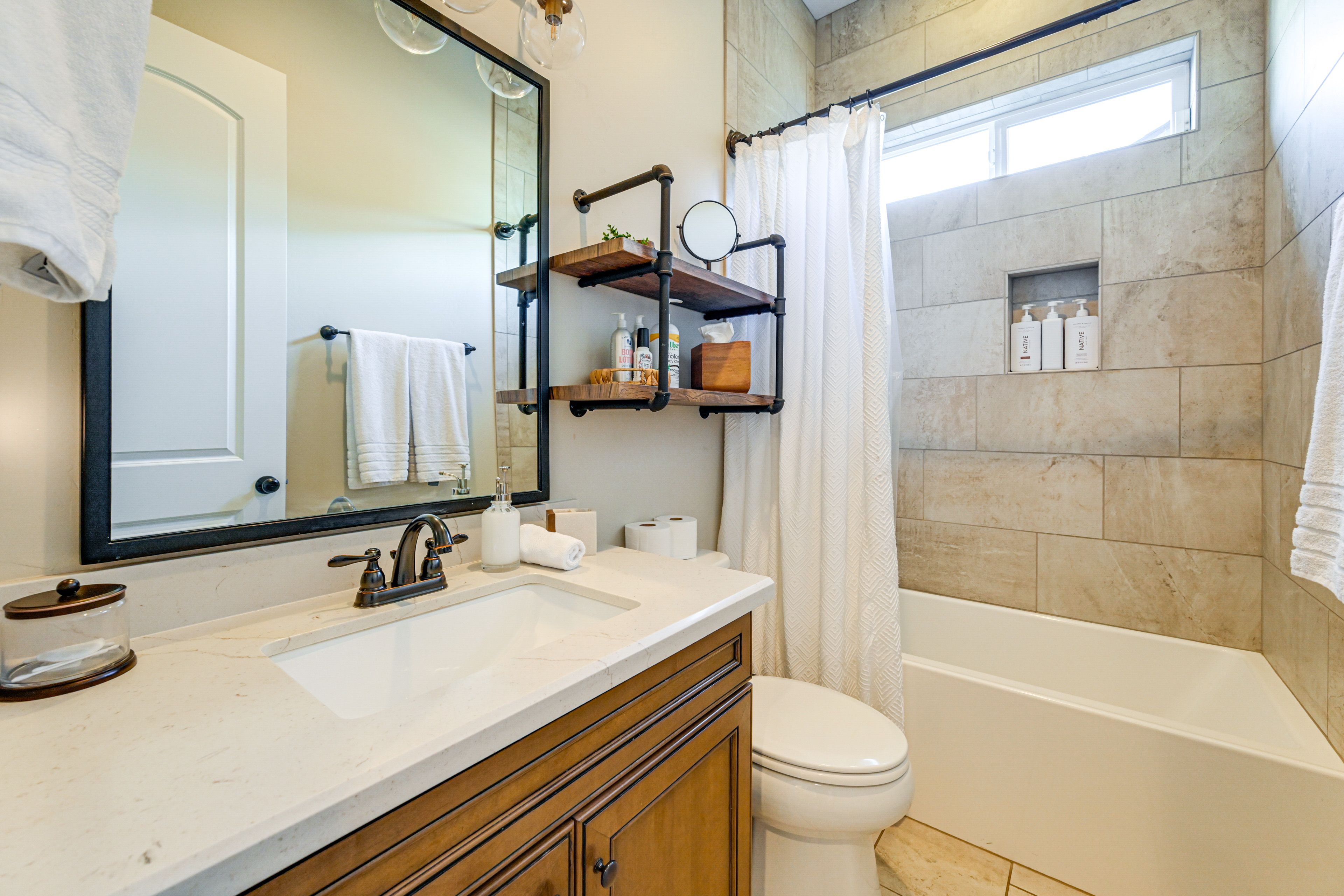 Full Bathroom | Towels & Linens Provided