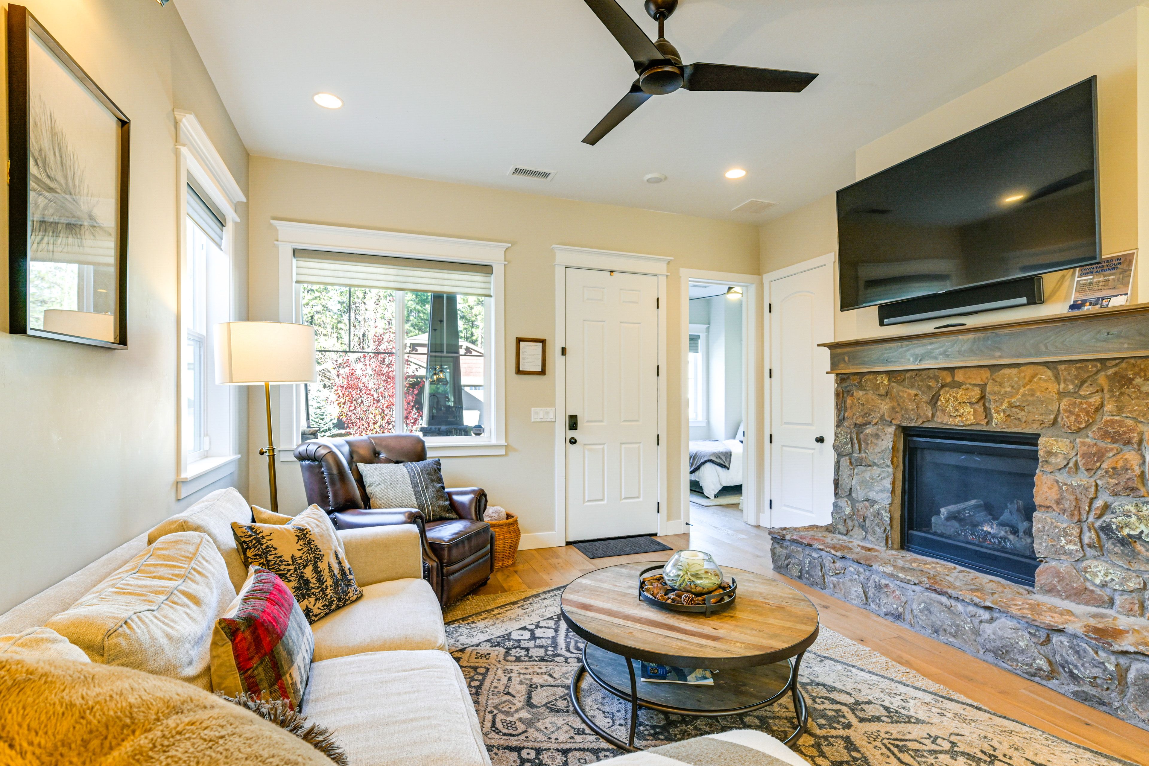 Living Room | Free WiFi | Smart TV | Central A/C & Heat