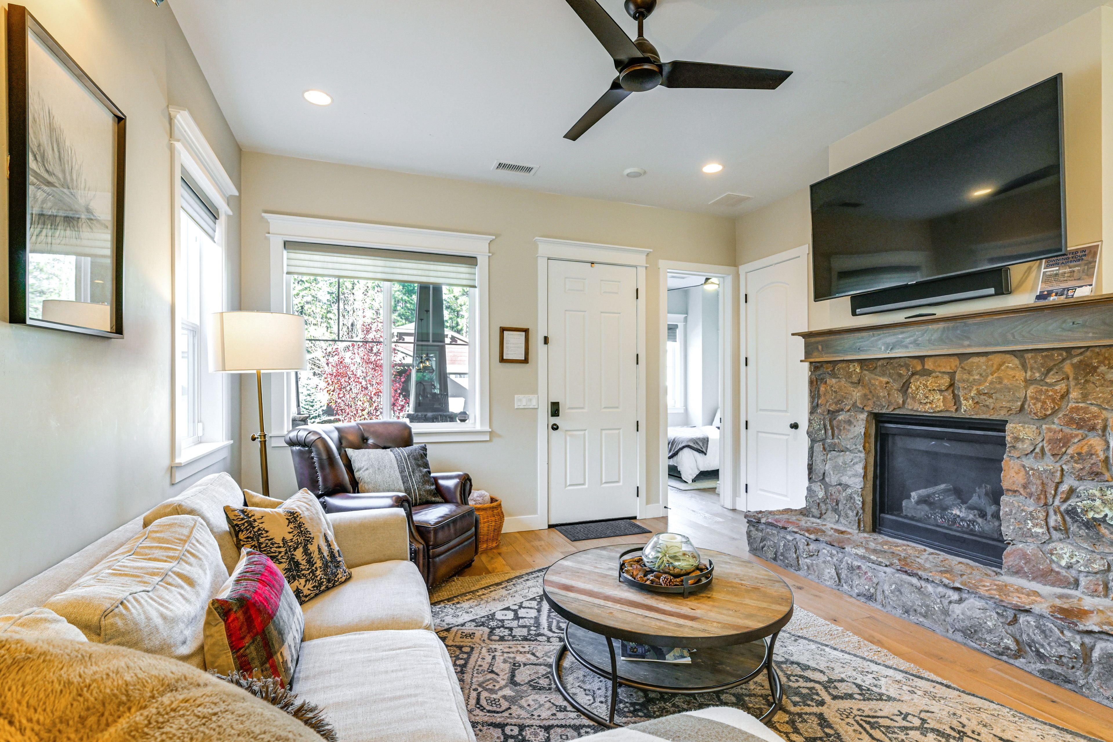 Living Room | Free WiFi | Central A/C & Heat