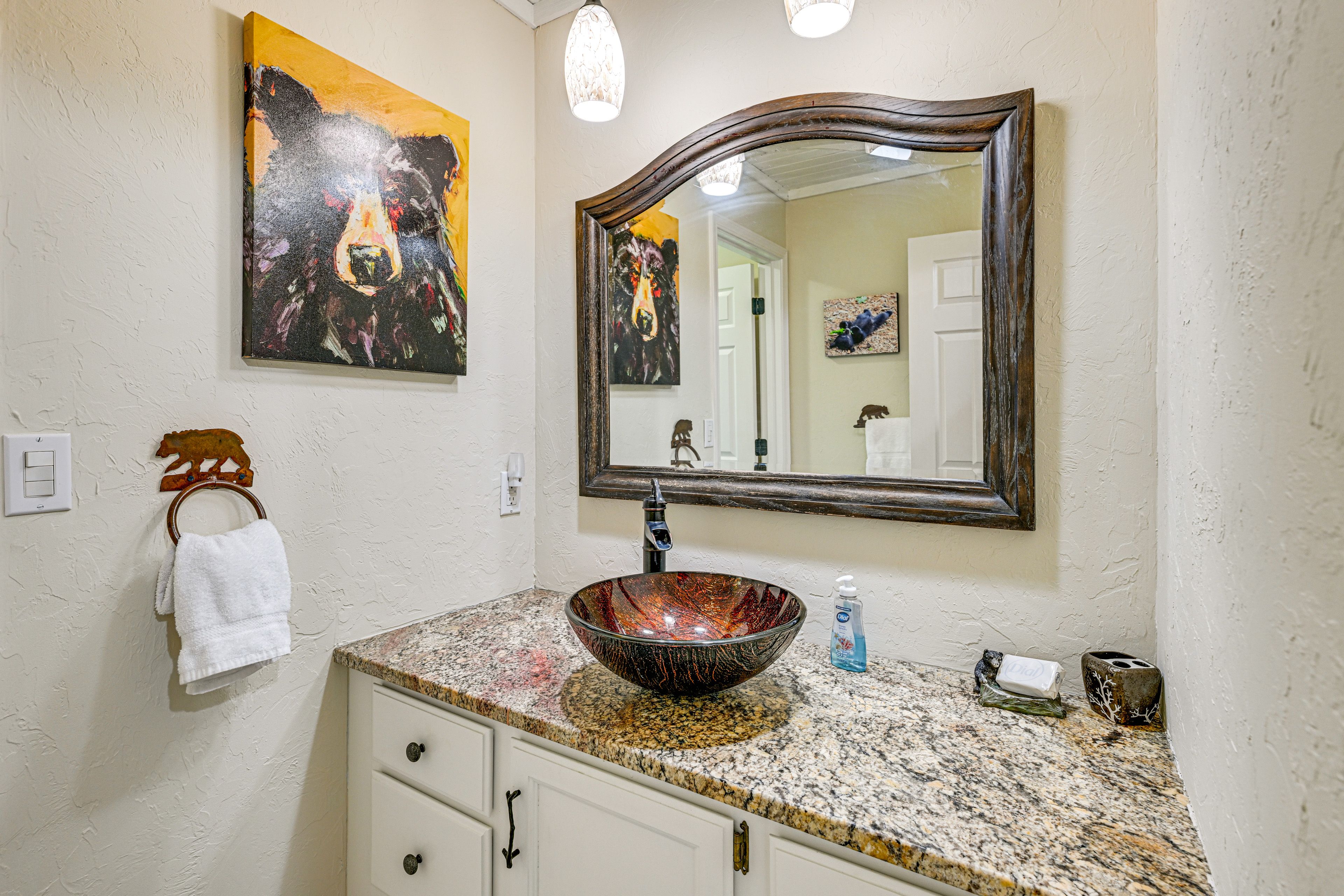 Full Bathroom | Towels Provided