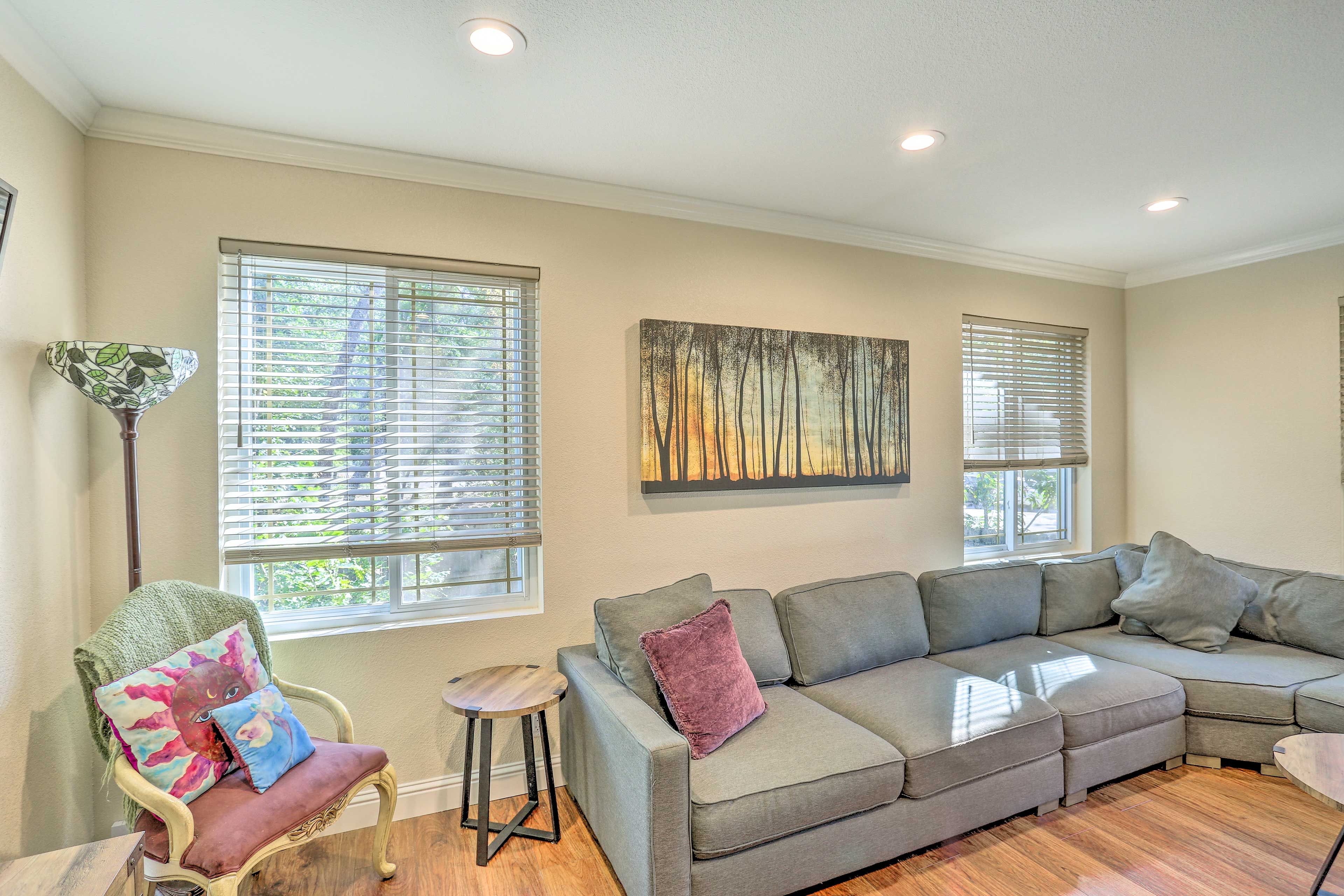 Living Room | Smart TV | Free WiFi | Central A/C & Heating
