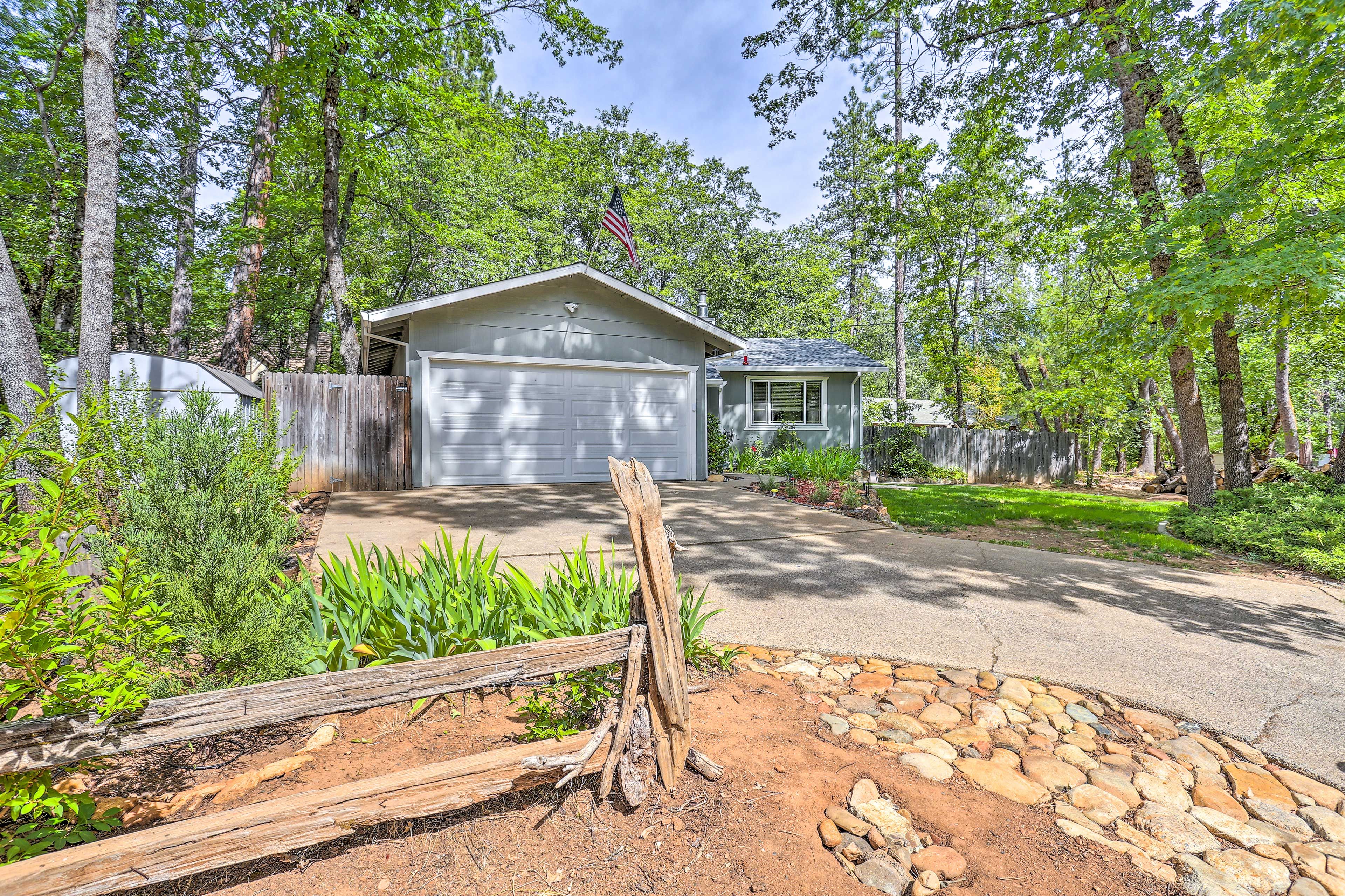 Property Exterior | Driveway (2 Vehicles)
