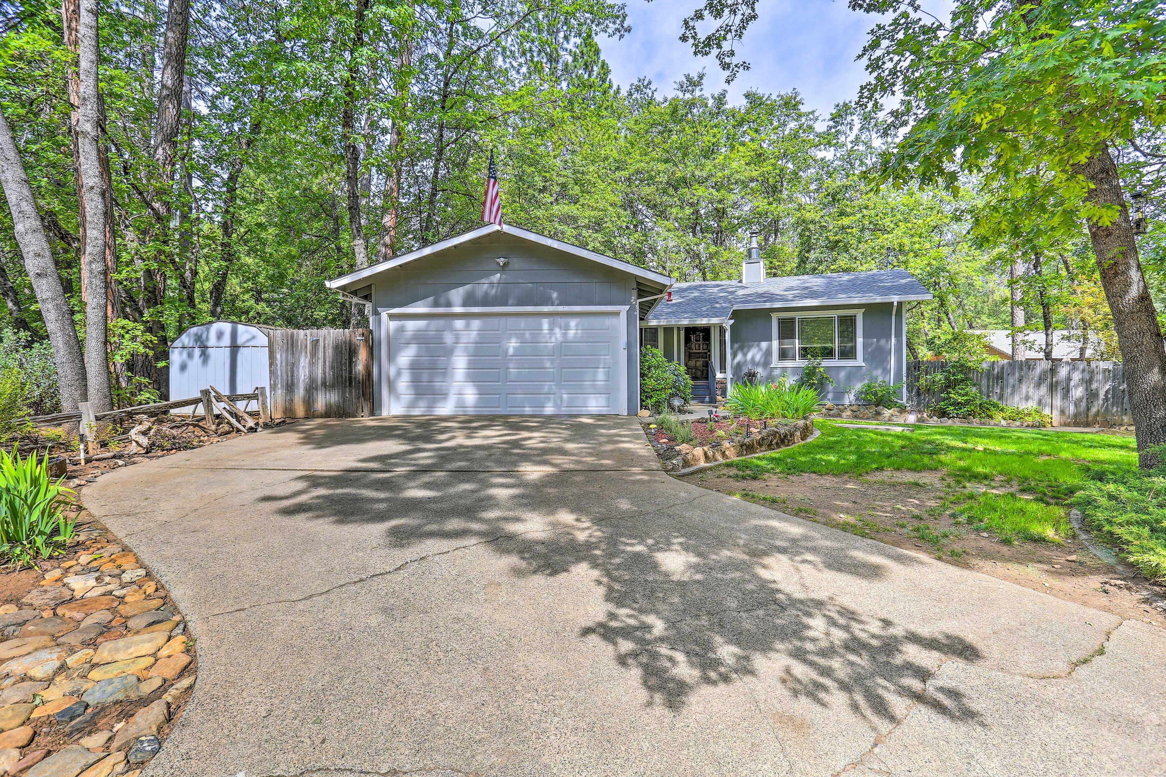 Lakehead Vacation Rental | 3BR | 2BA | 1,350 Sq Ft | 3 Exterior Stairs