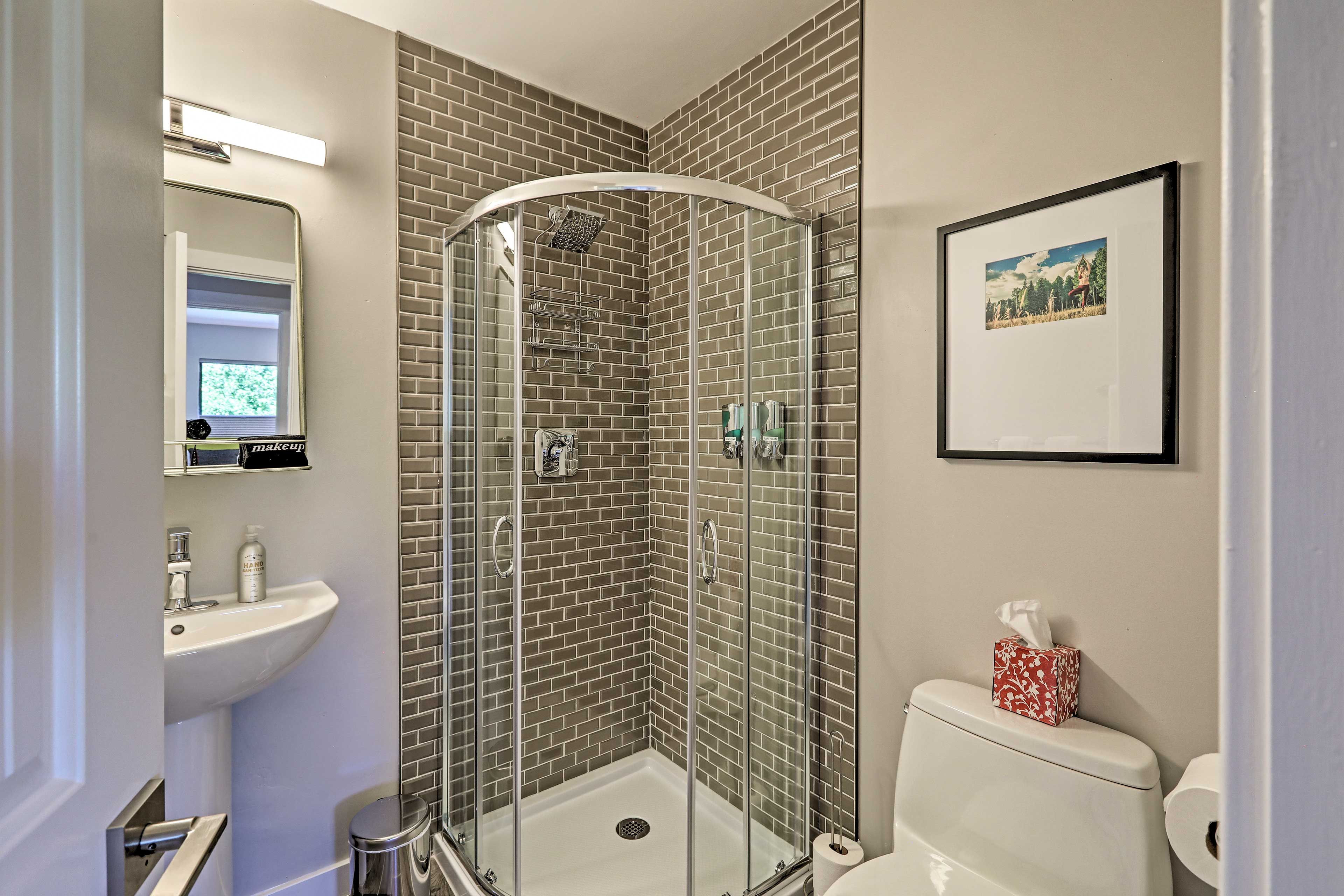Full Bathroom | Walk-In Shower | Towels Provided