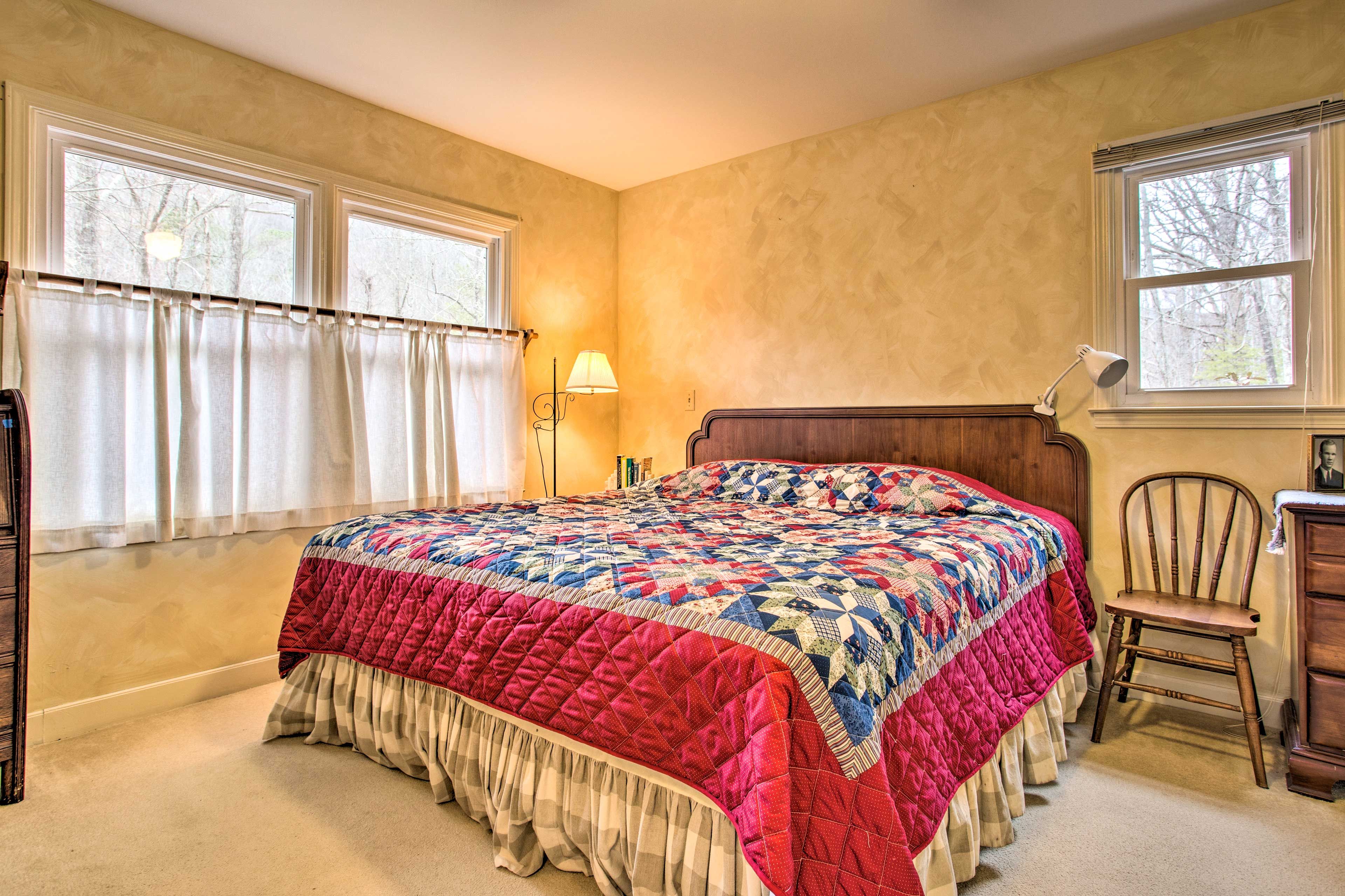 Bedroom 1 | King Bed | Linens Provided | 1st Floor