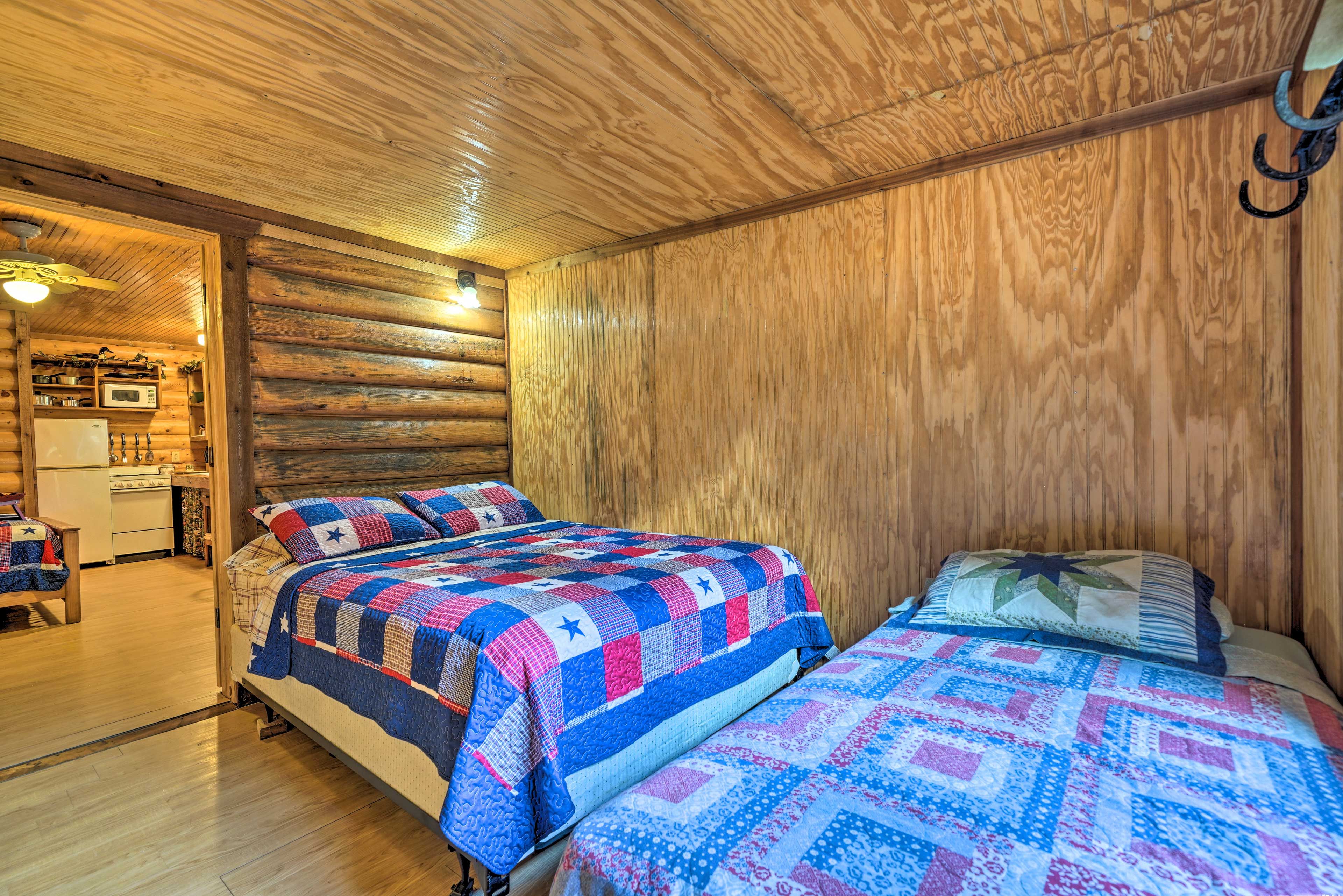 Bedroom | Queen Bed | Twin Bed