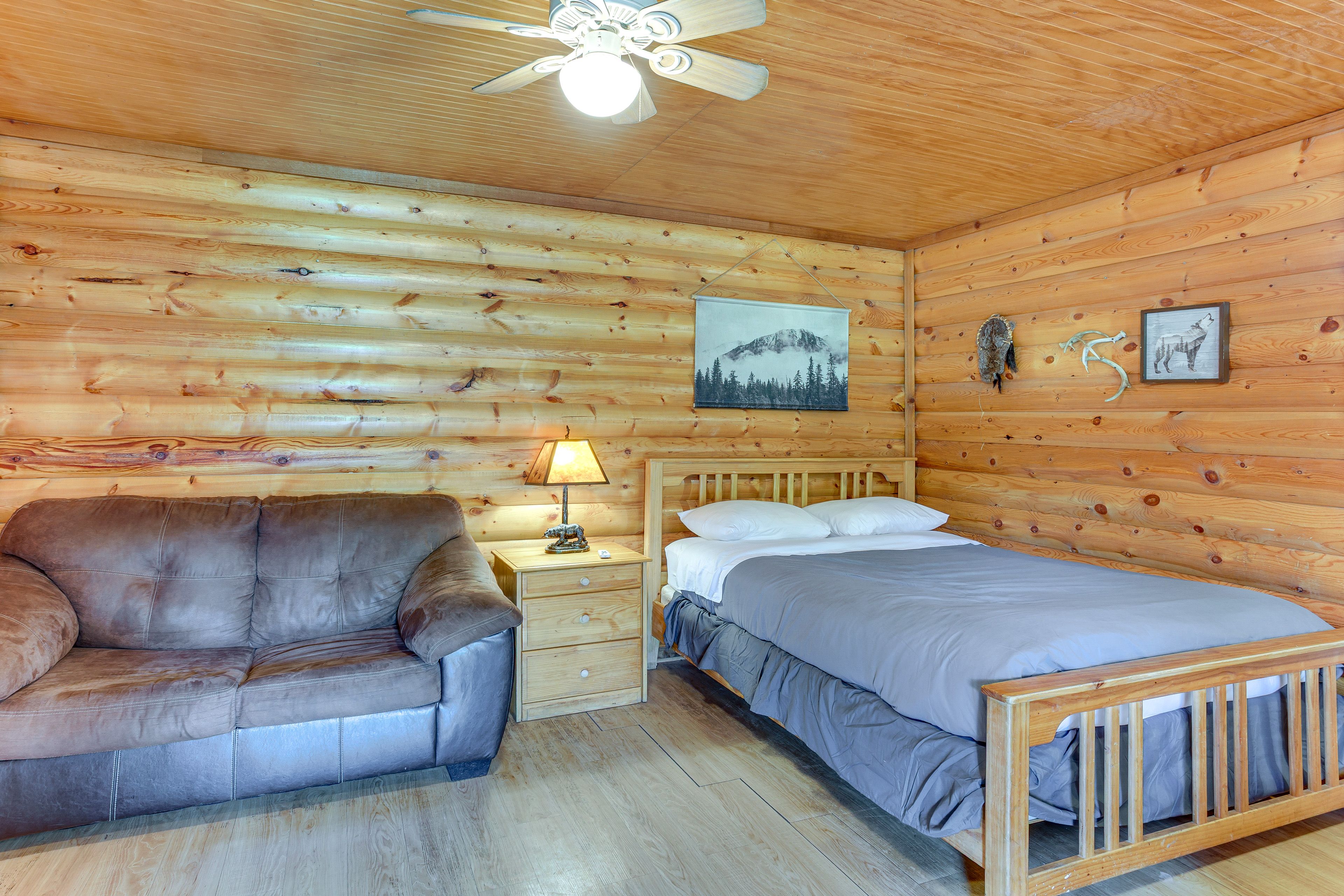 Living Room | Queen Bed