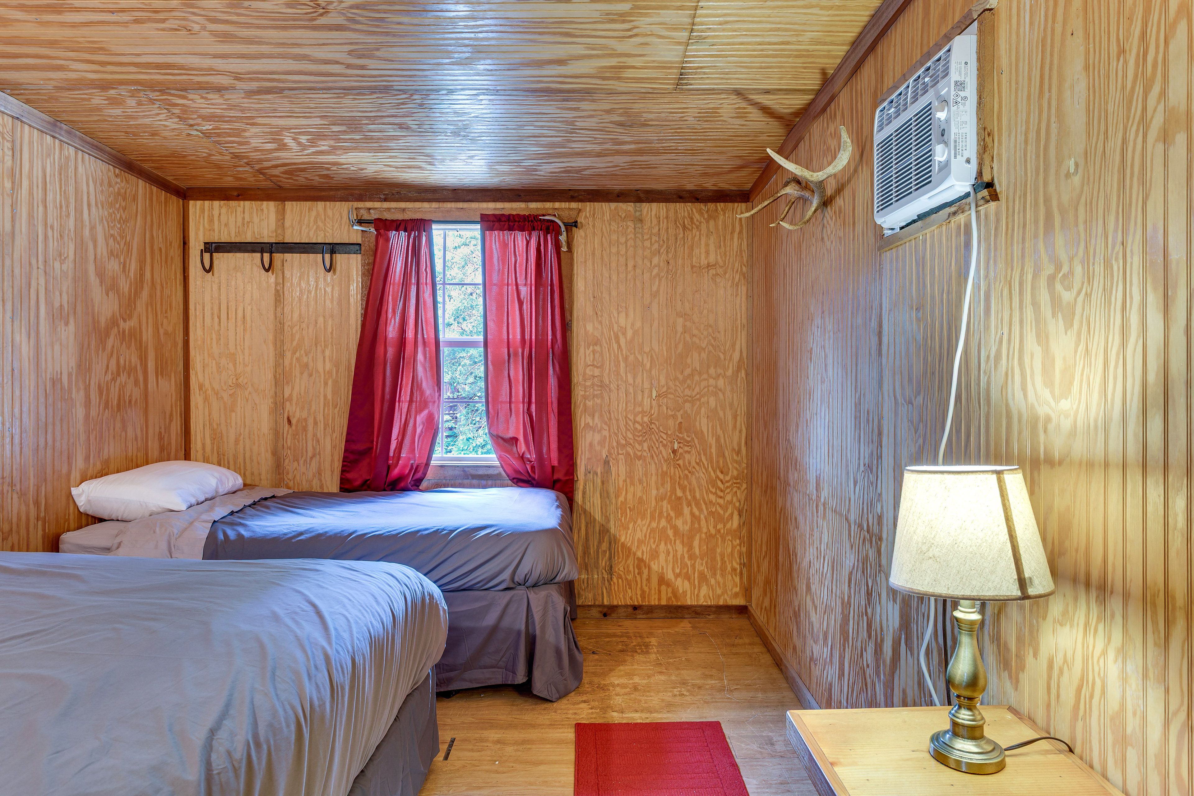 Bedroom | Queen Bed | Twin Bed