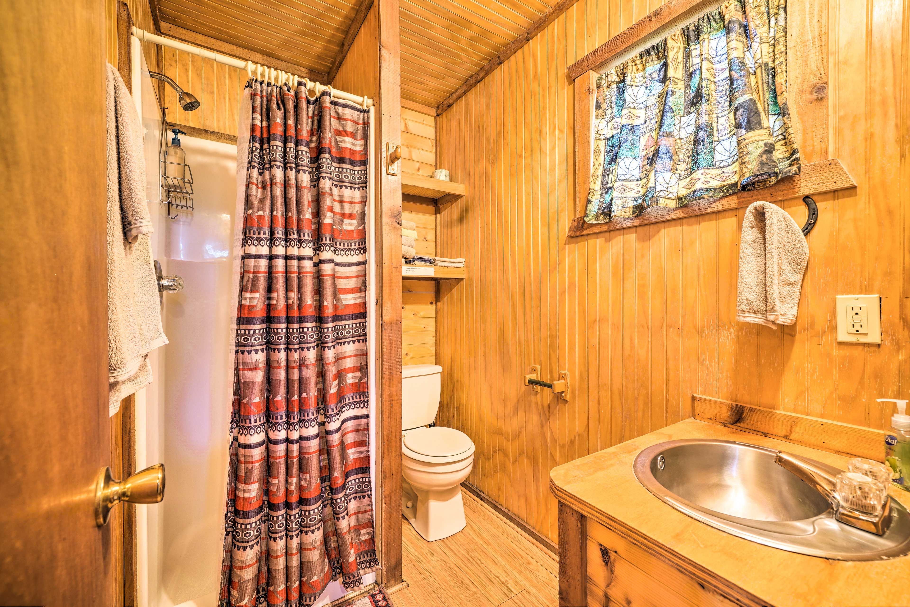 Full Bathroom | Linens & Towels | Complimentary Toiletries | Hair Dryer