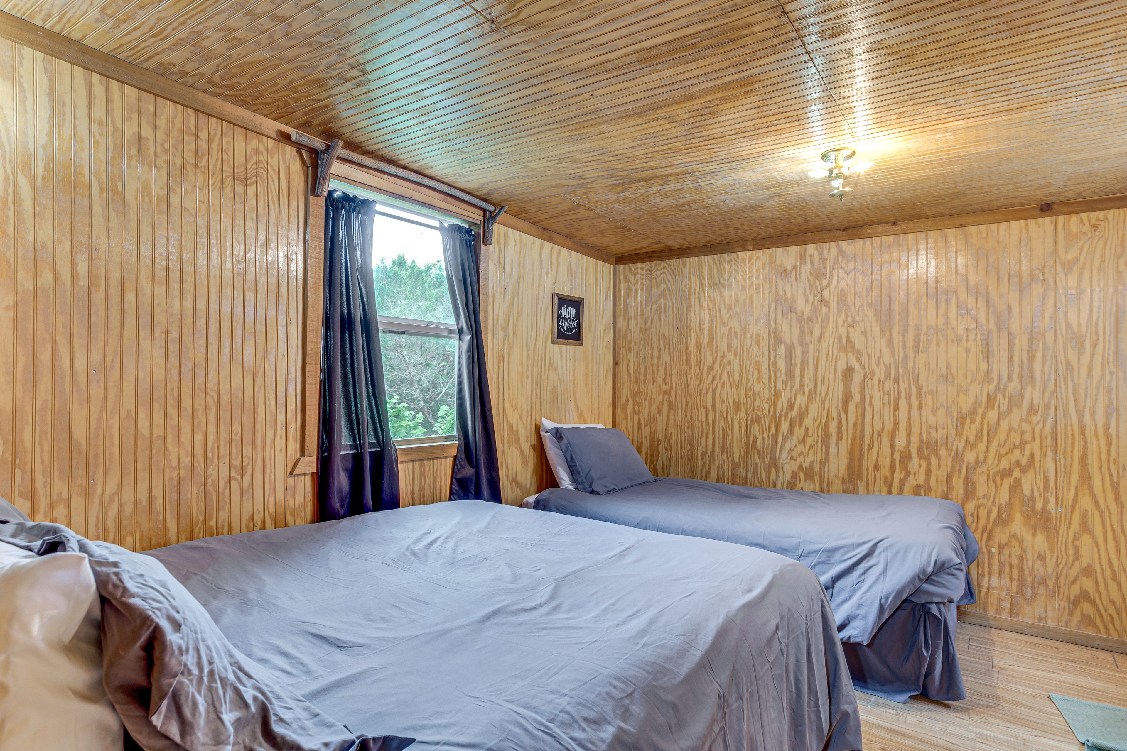 Bedroom | Queen Bed | Twin Bed