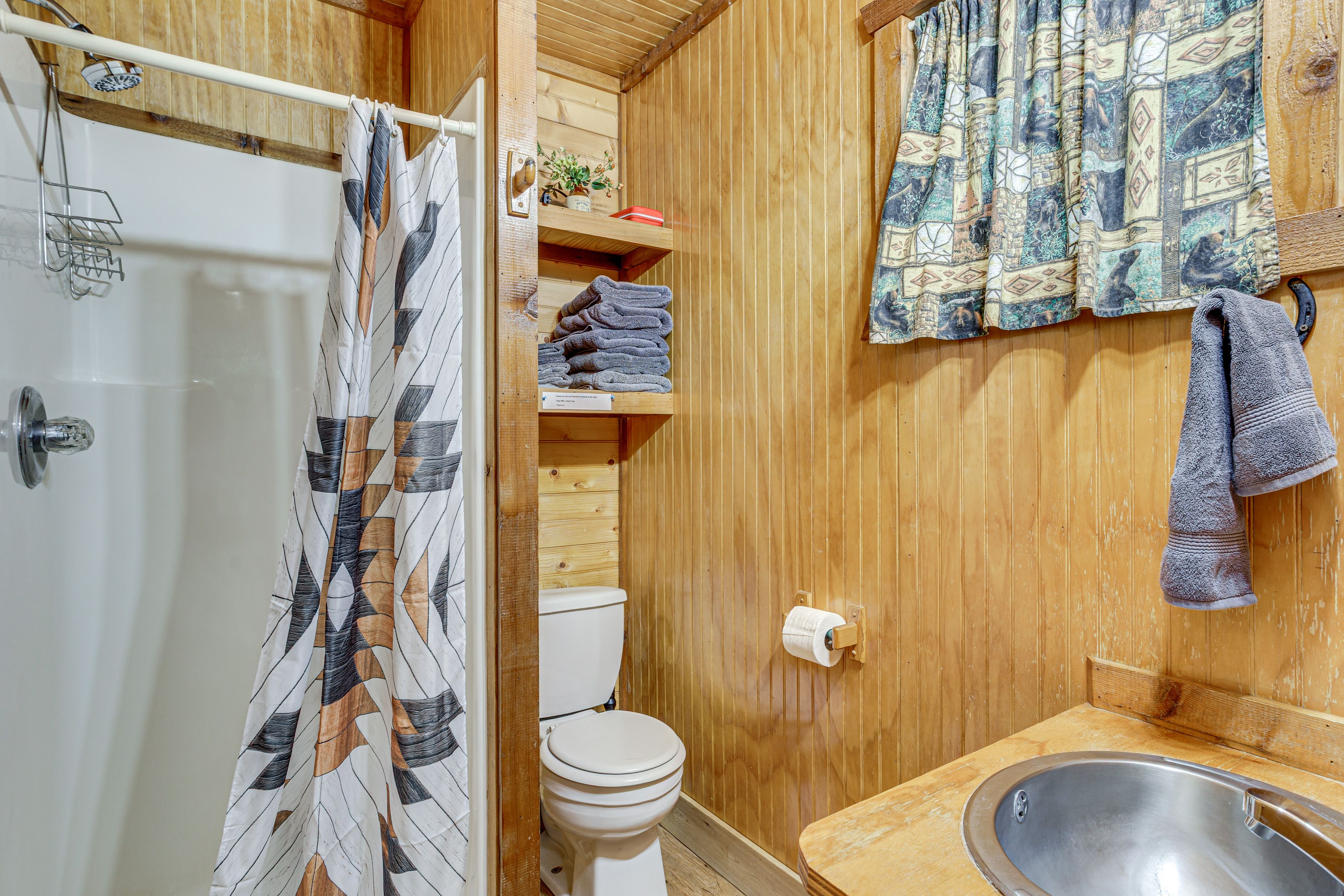 Full Bathroom | Linens & Towels | Complimentary Toiletries | Hair Dryer