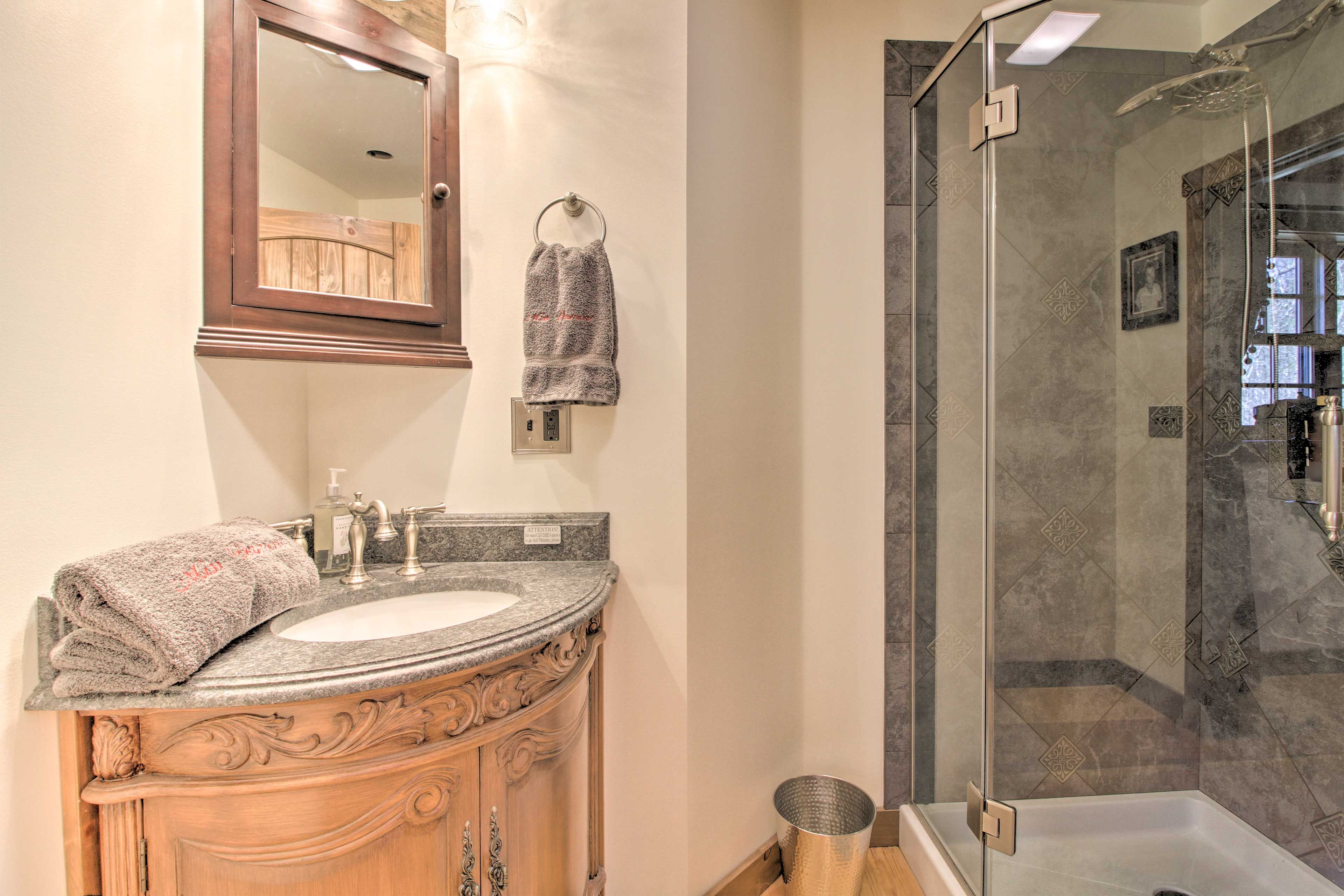 Full Bathroom | Linens & Towels
