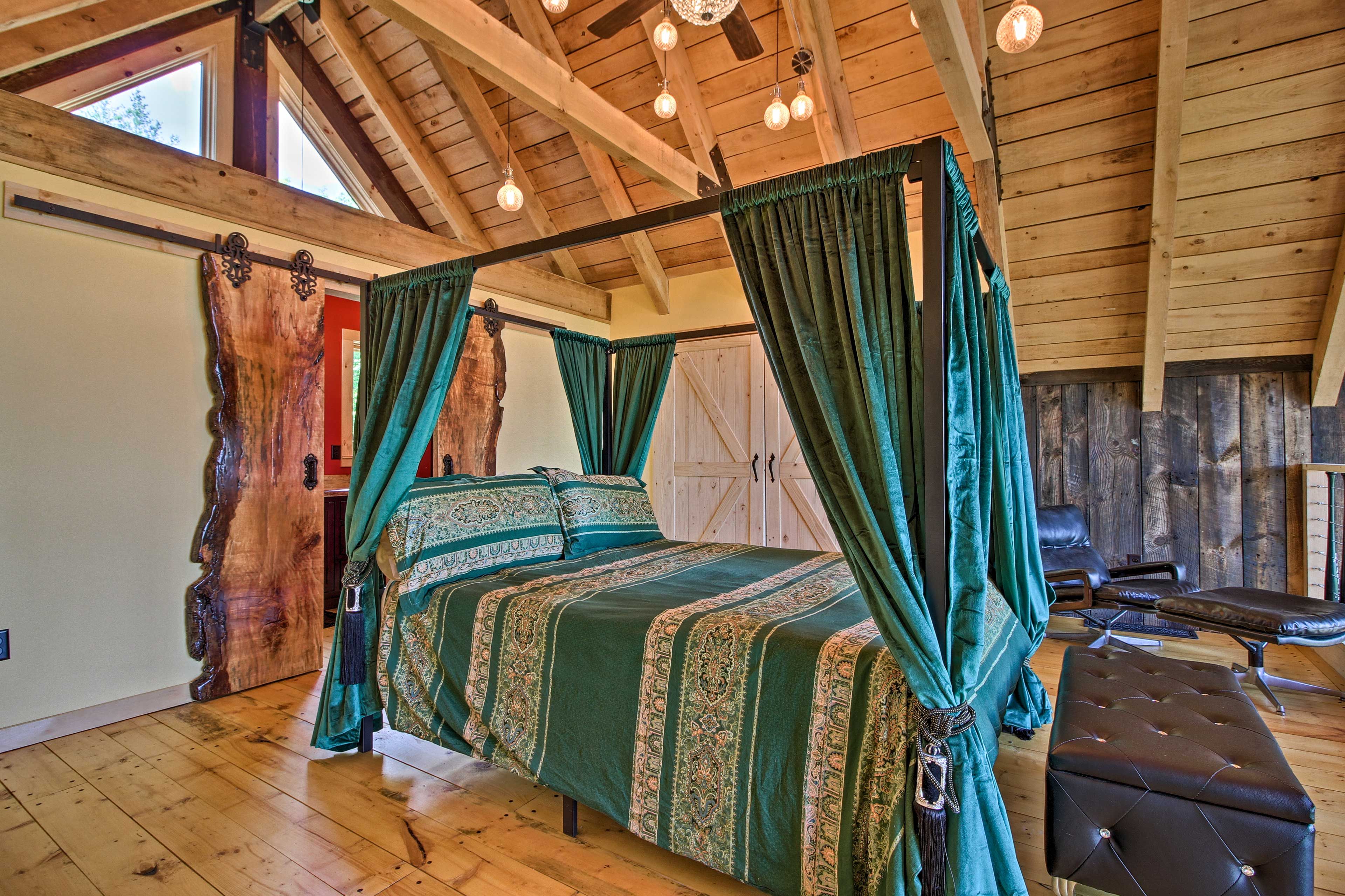 Loft | Queen Bed