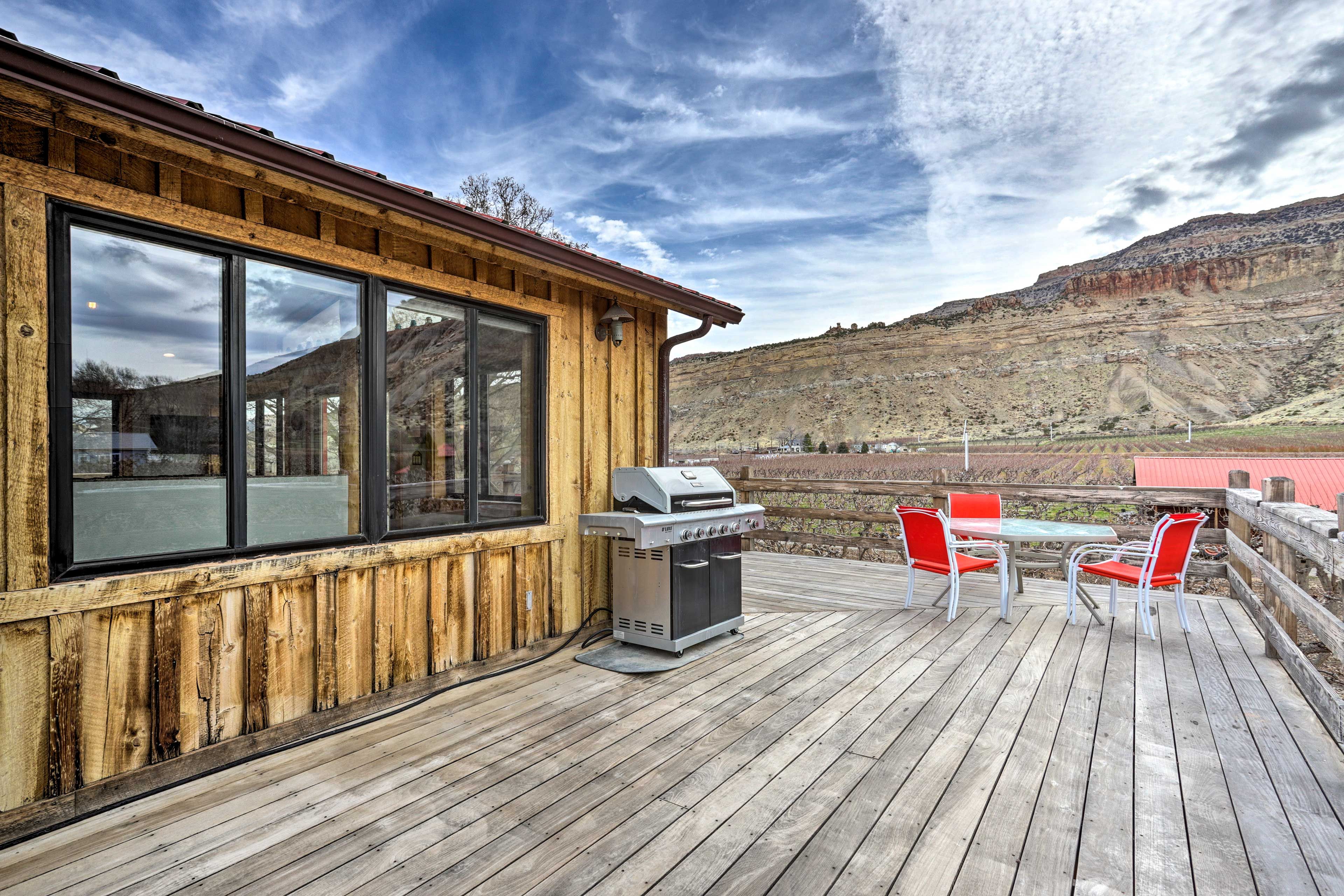 Enjoy a meal outside, thanks to this dining set.
