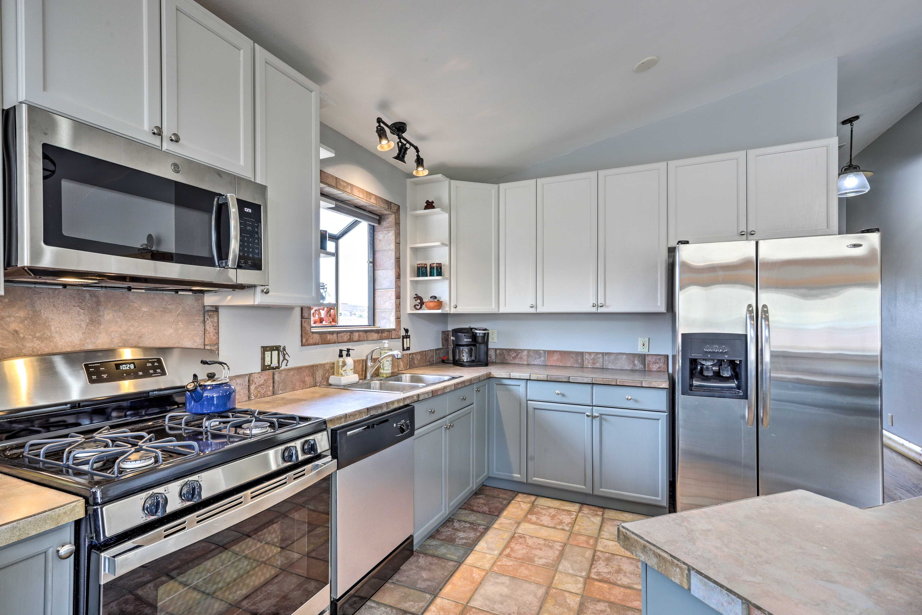 From coffee maker to cooking basics, this kitchen ensures you have it all.