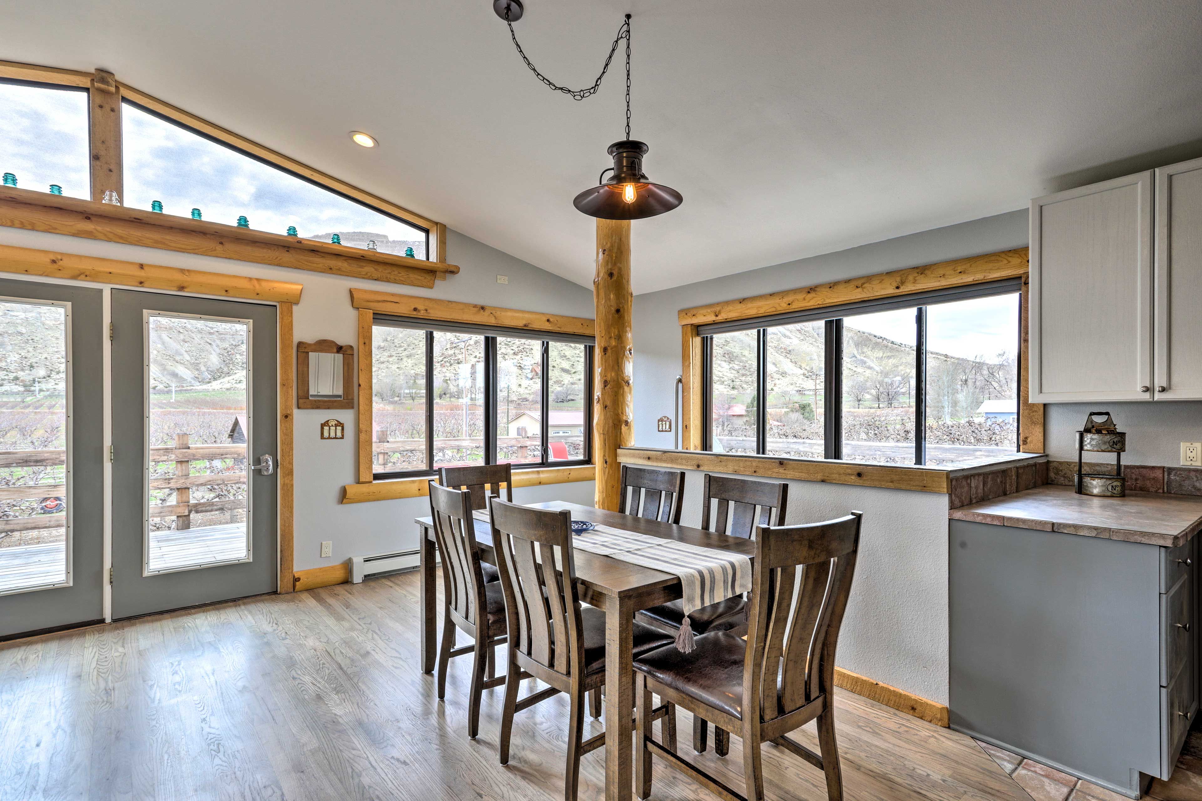 Sneak in cliff views at each meal.