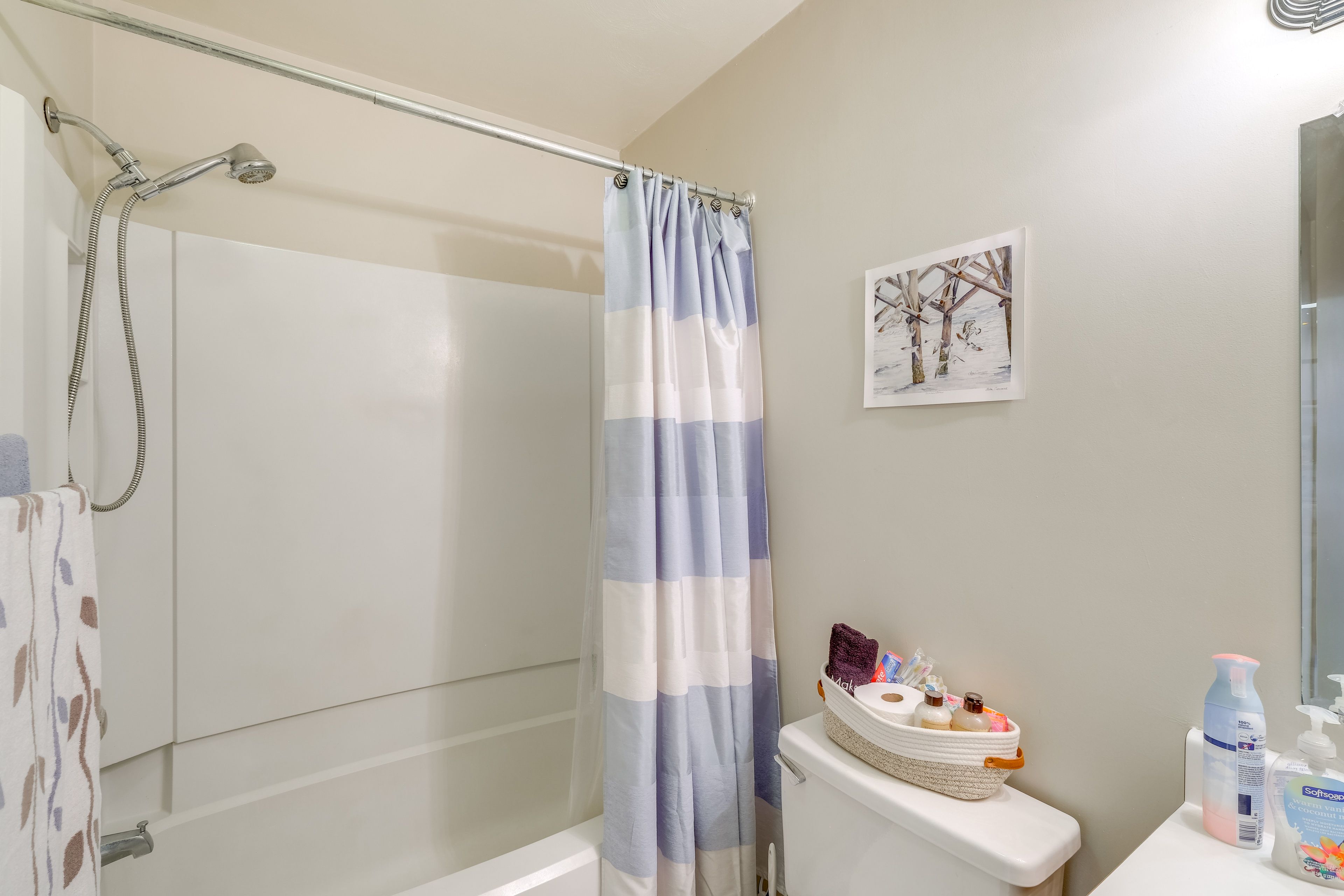 Full Bathroom | 1st Floor | Complimentary Toiletries | Hair Dryer