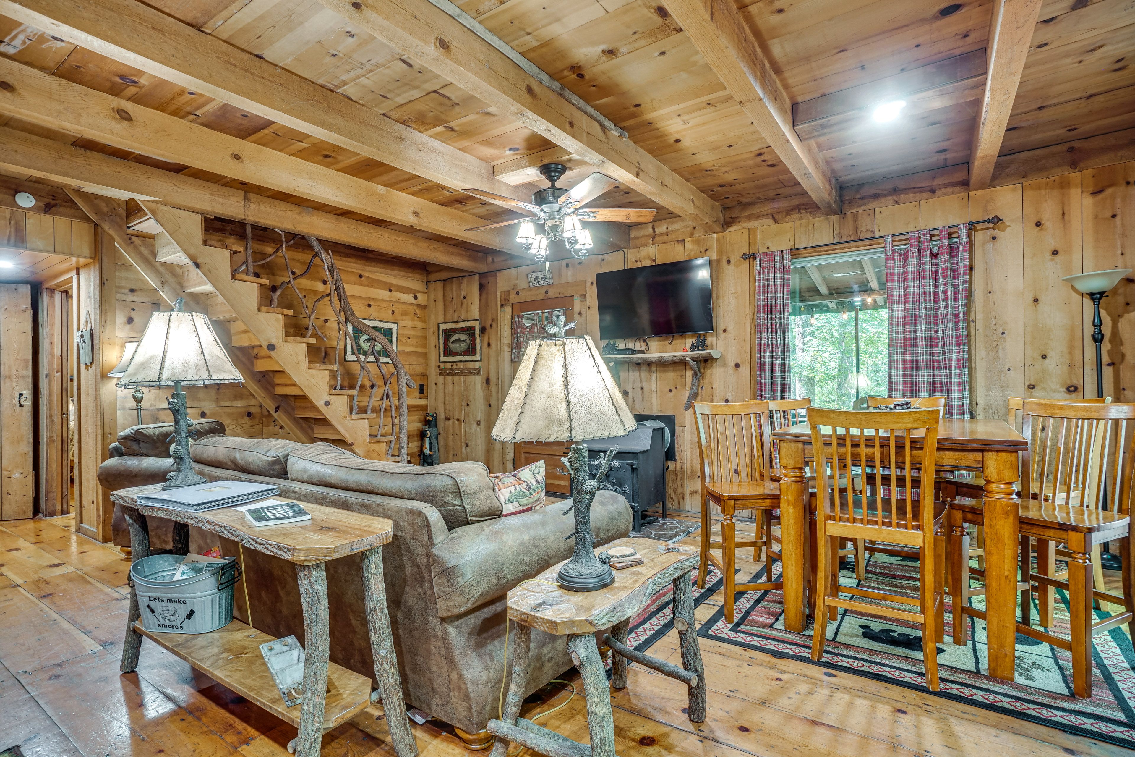 Living Room | Central Heating | 2 A/C Units | Free WiFi