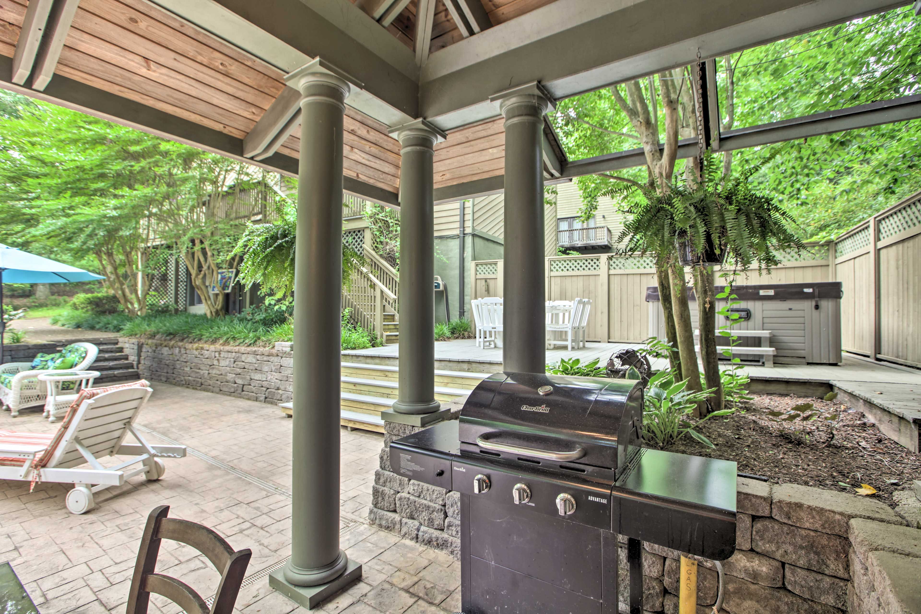 Covered Patio | Charcoal Grill