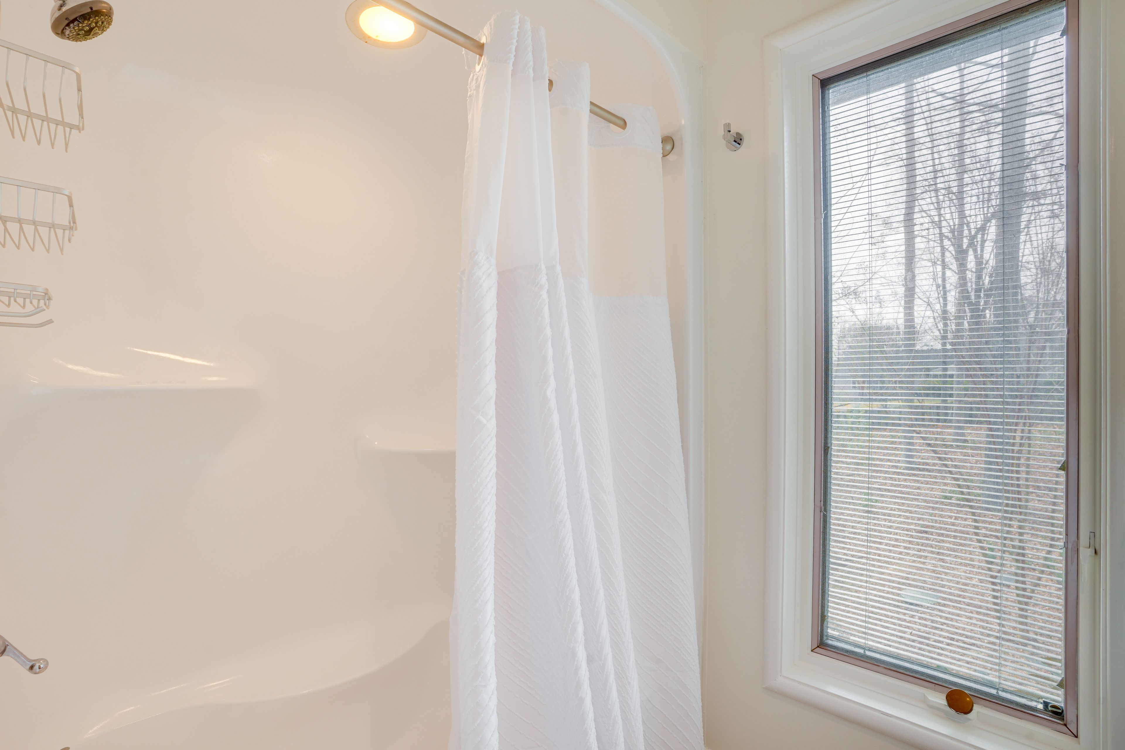 Full Bathroom | Towels Provided