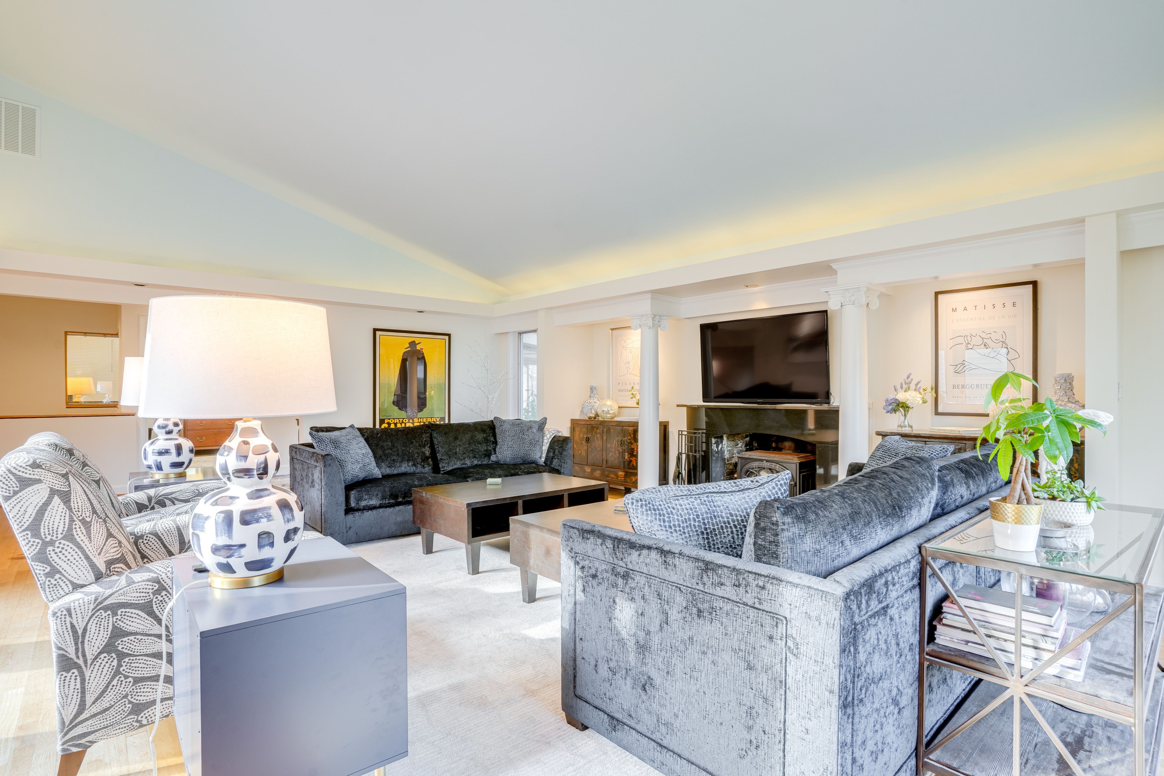 Living Room | Flat-Screen TV