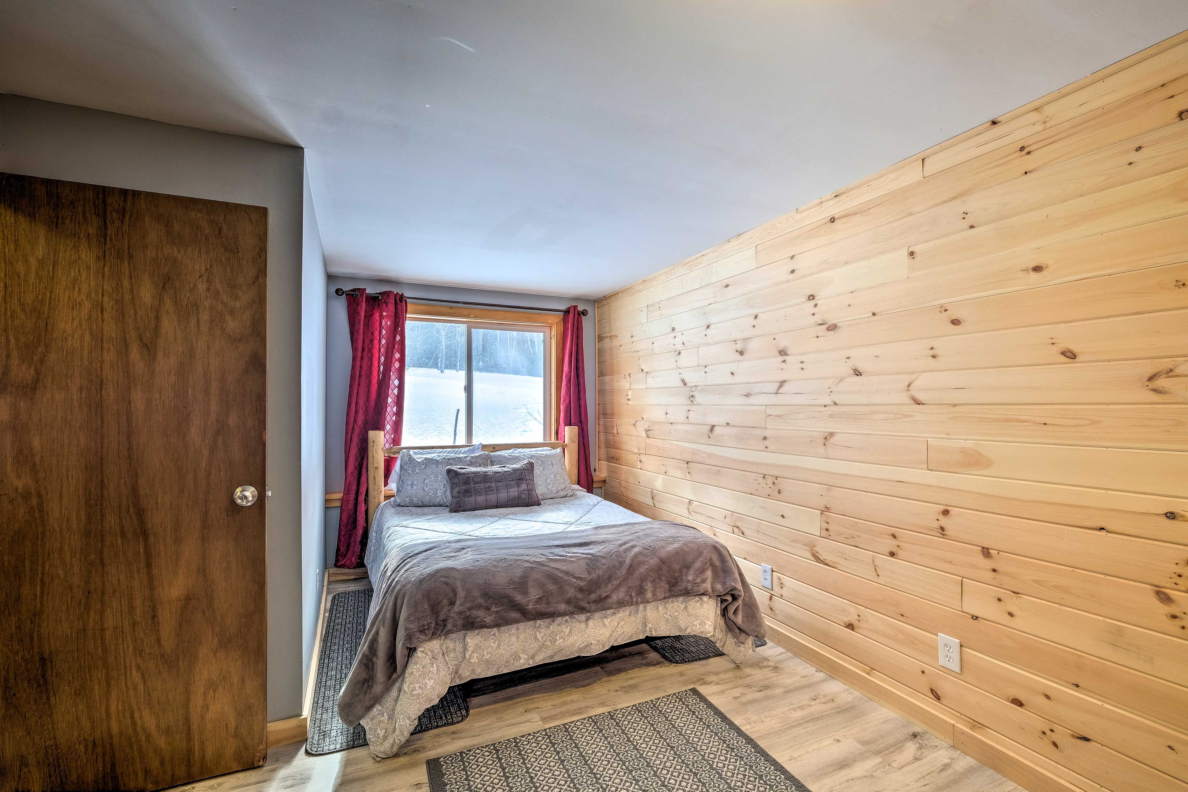 There is a queen bed in this condo.