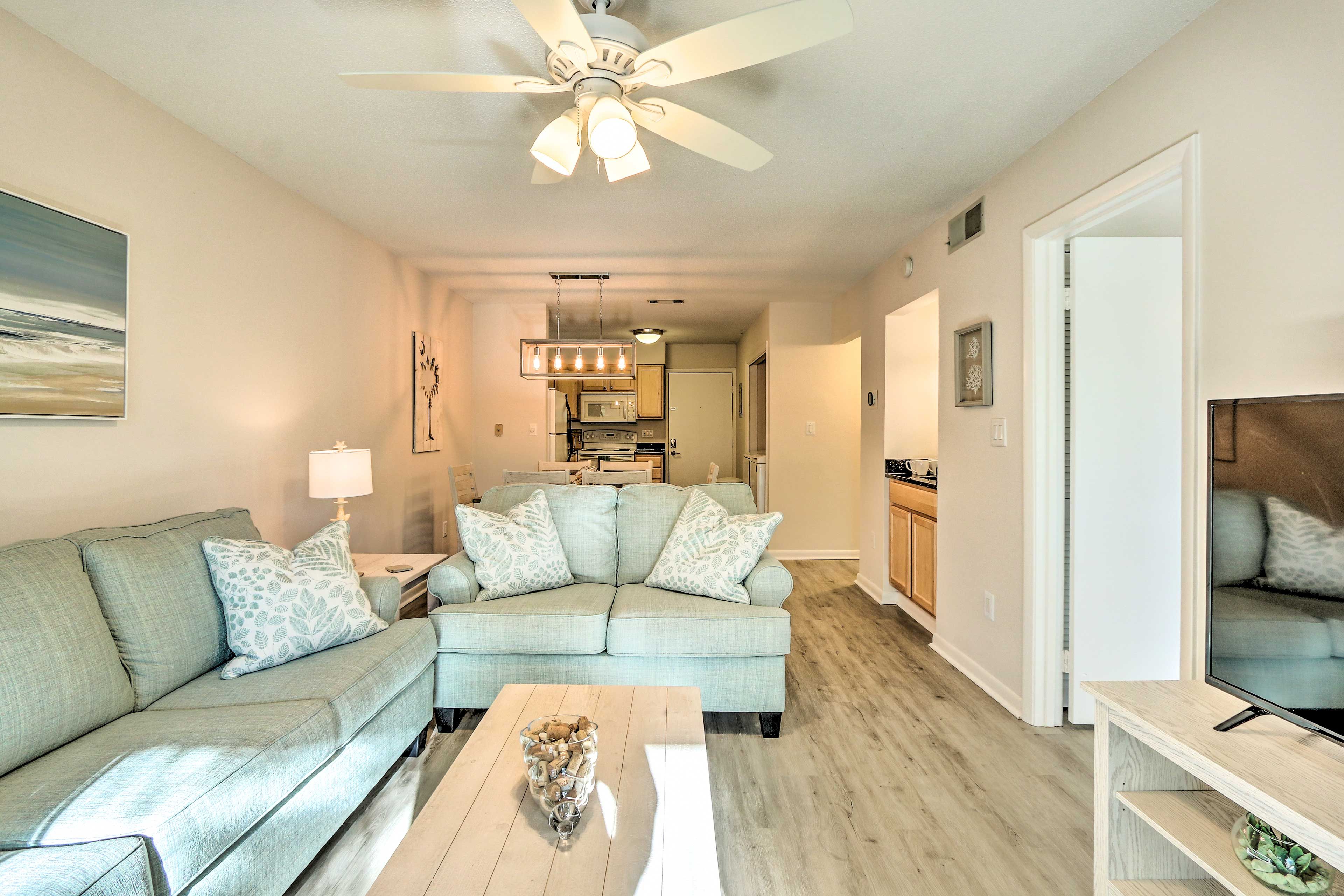 Living Room | Sleeper Sofa | Free WiFi | Cable TV | Central A/C & Heat