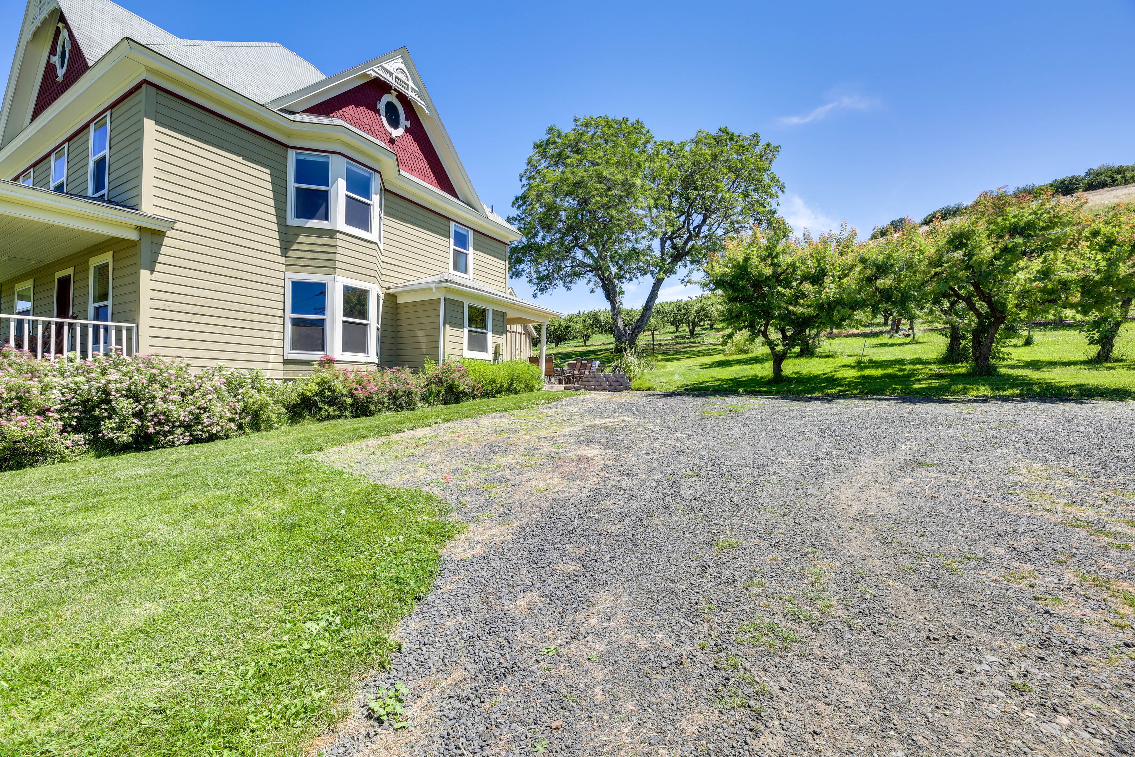 Parking | Driveway (4 Vehicles)
